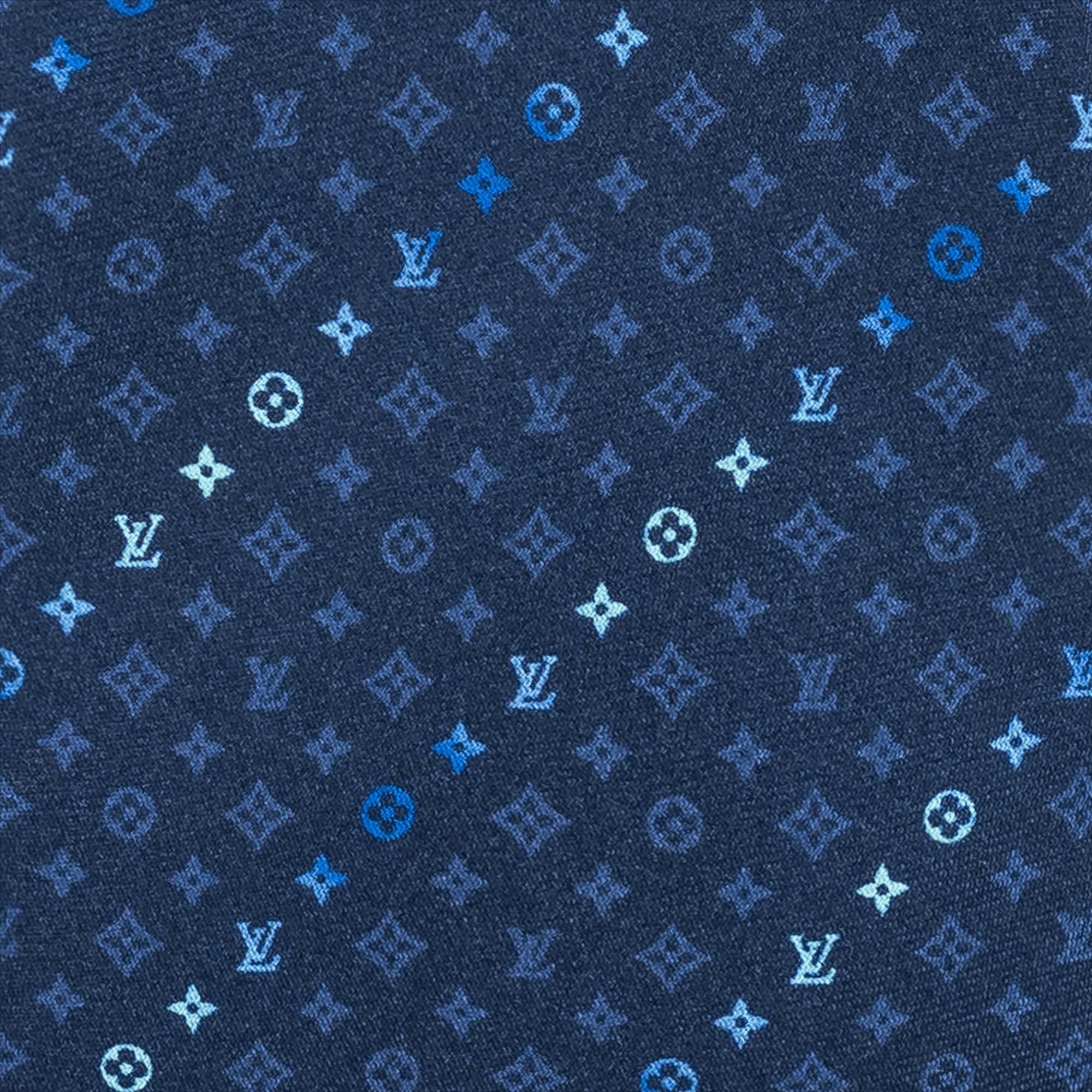 Louis Vuitton Blue 桌布 壁紙 — 深藍色牛仔布，帶有重複的淺藍色 Louis Vuitton 字母圖案，呈現微妙的凸起紋理。