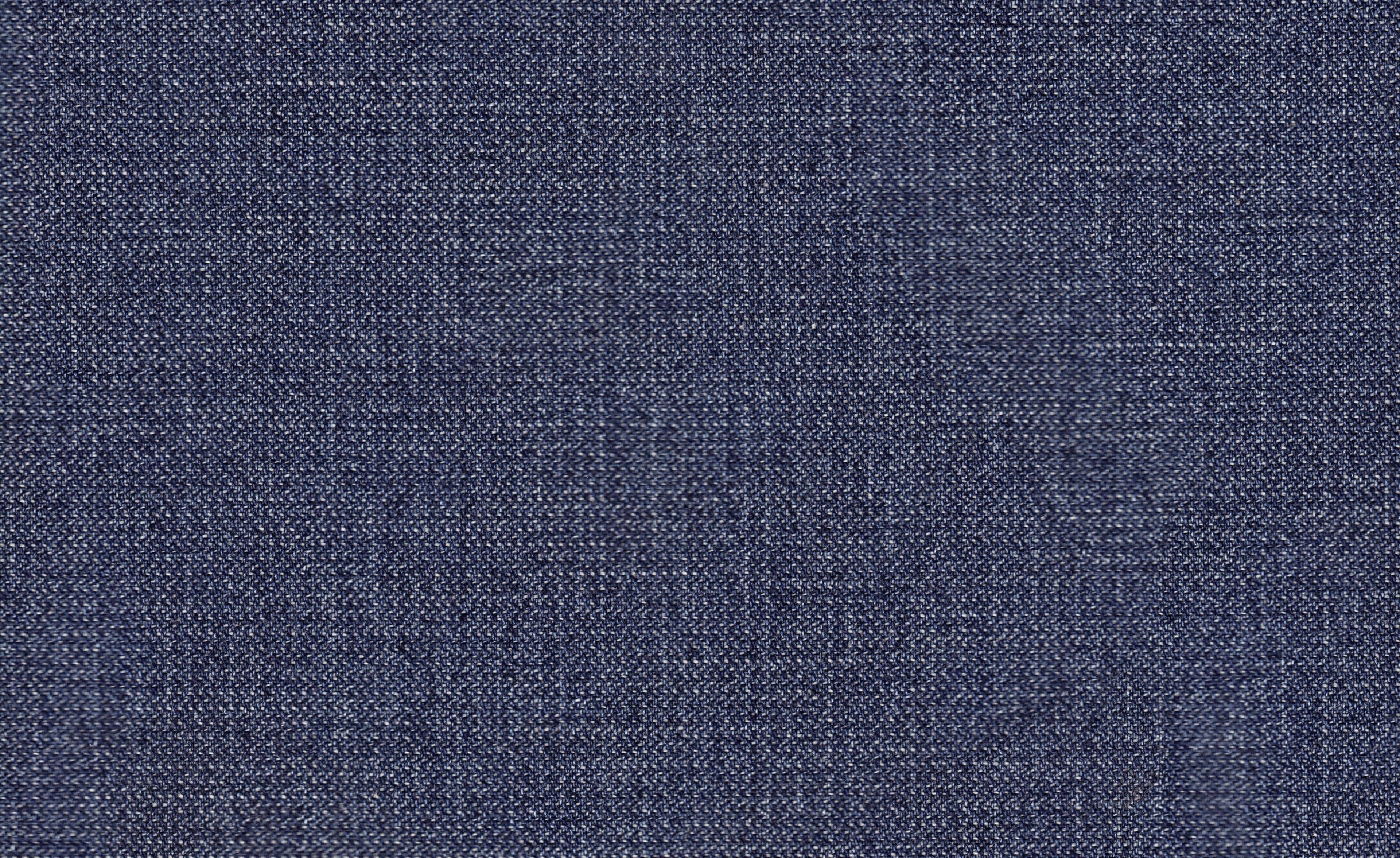 Denim 桌布 壁紙 — 深藍色牛仔布料的特寫，顯示詳細的編織紋理和細微的線條變化。