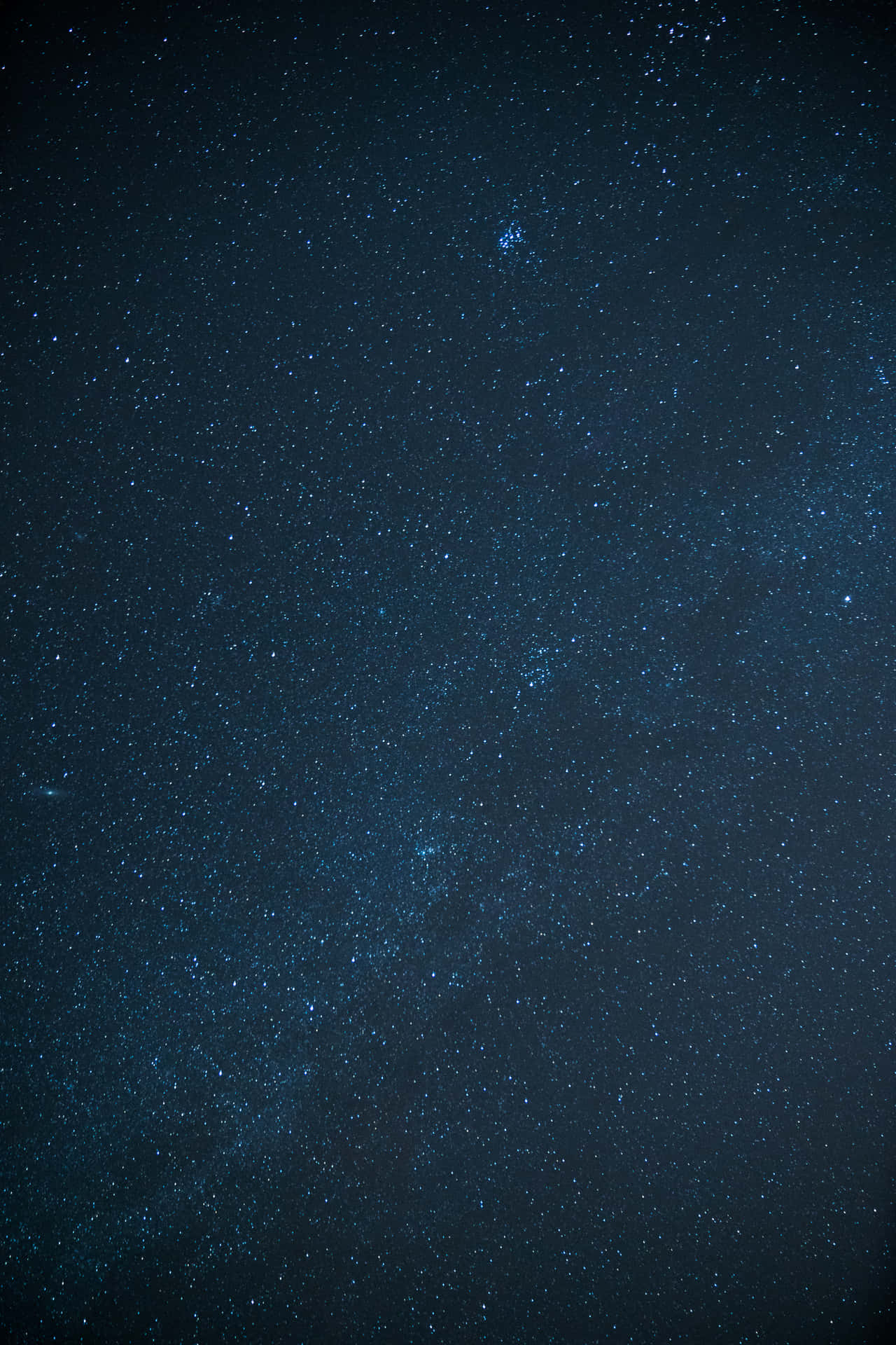 星星動圖 桌布 壁紙 — 深藍色的夜空，充滿了無數閃爍的星星和微妙的宇宙塵埃雲。