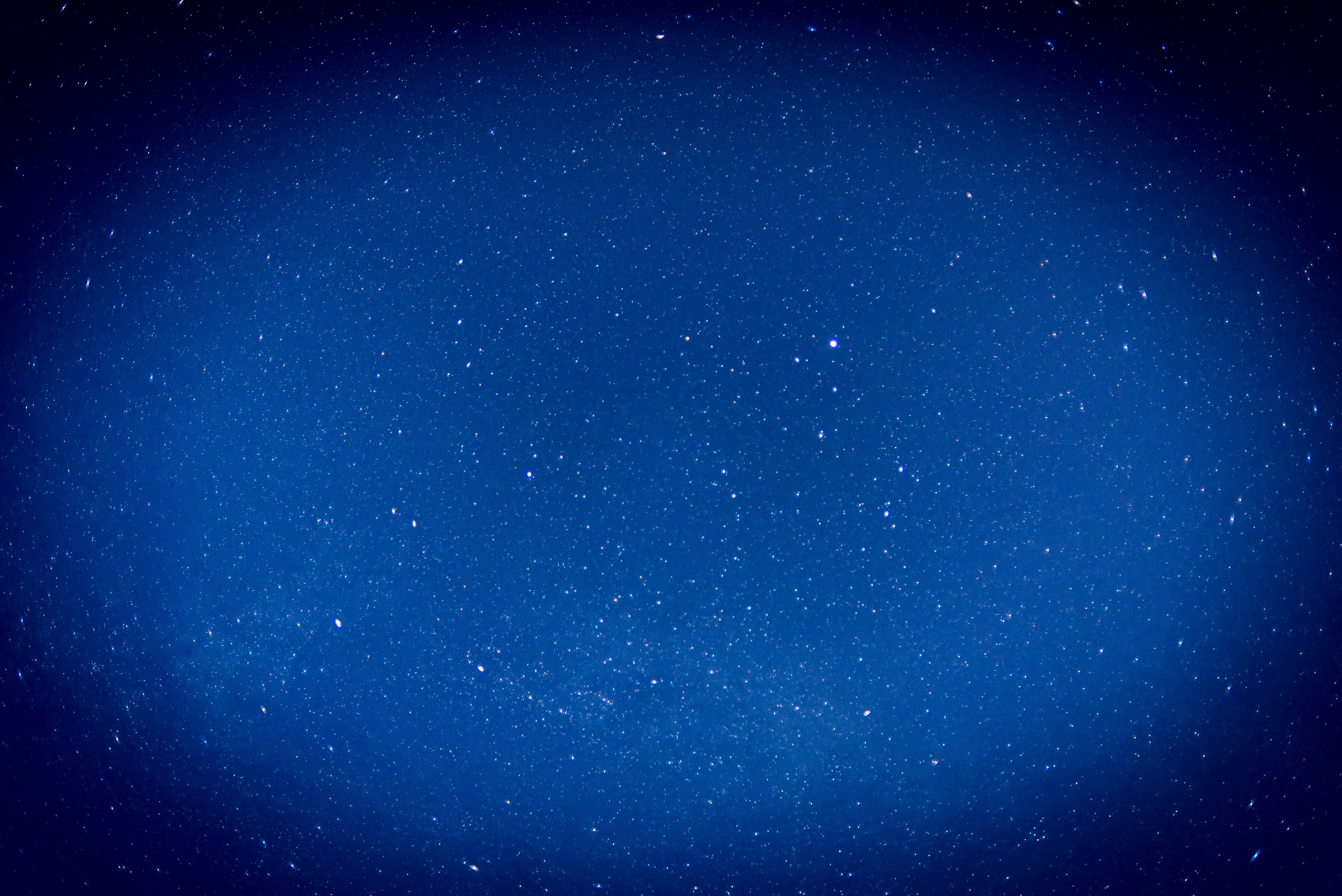 Navy 桌布 壁紙 — 深藍色的夜空充滿了無數閃爍的星星，營造出寧靜的宇宙背景。
