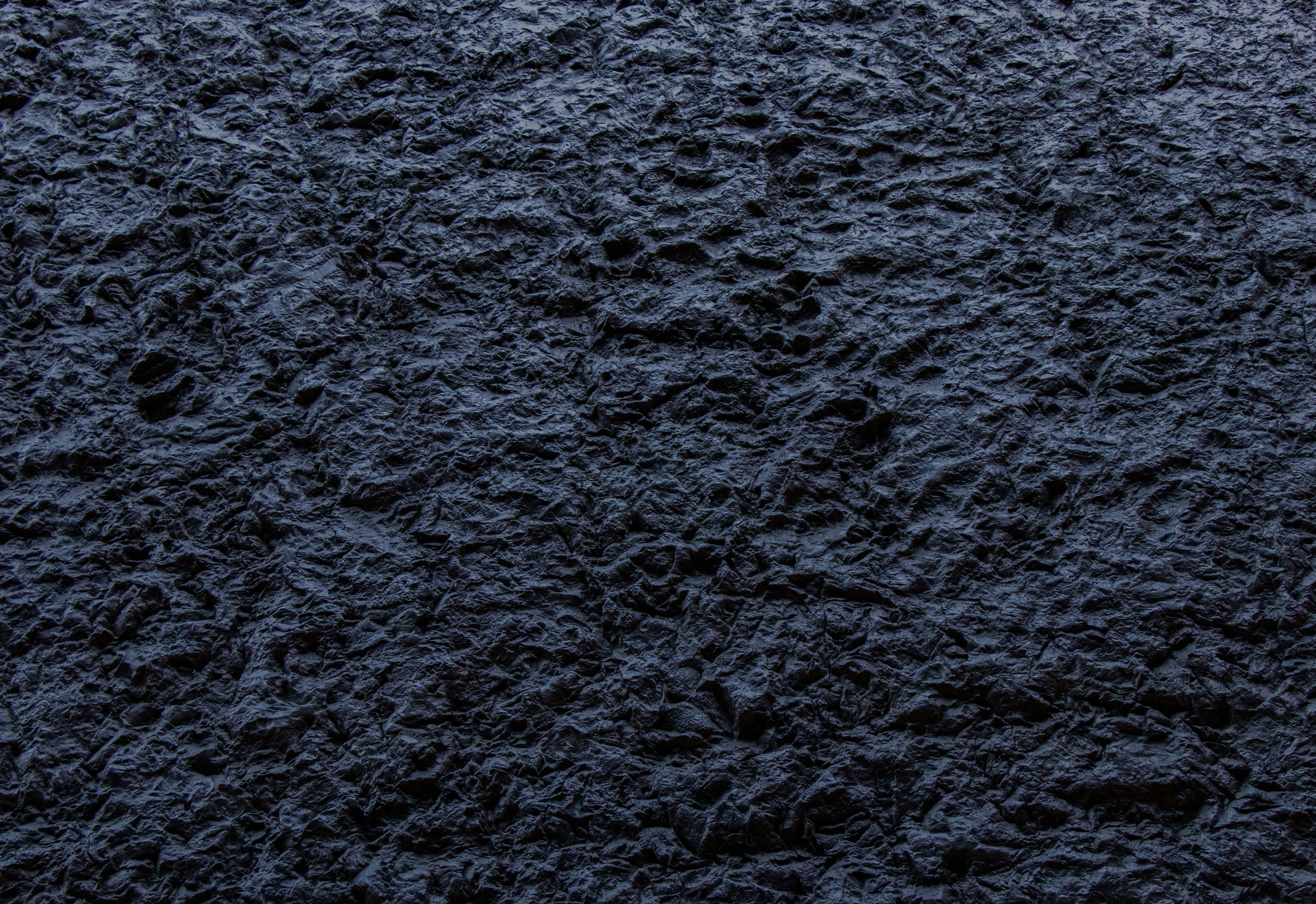 black textured 桌布 壁紙 — 深藍色皺紋紙質感的特寫，帶有深摺痕和陰影。