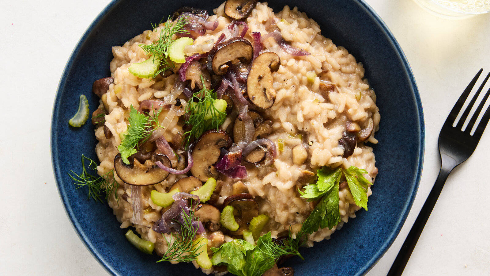Healthy Food 桌布 壁紙 — 深藍色碗中的奶油蘑菇燴飯，飾以新鮮蒔蘿和紅洋蔥。