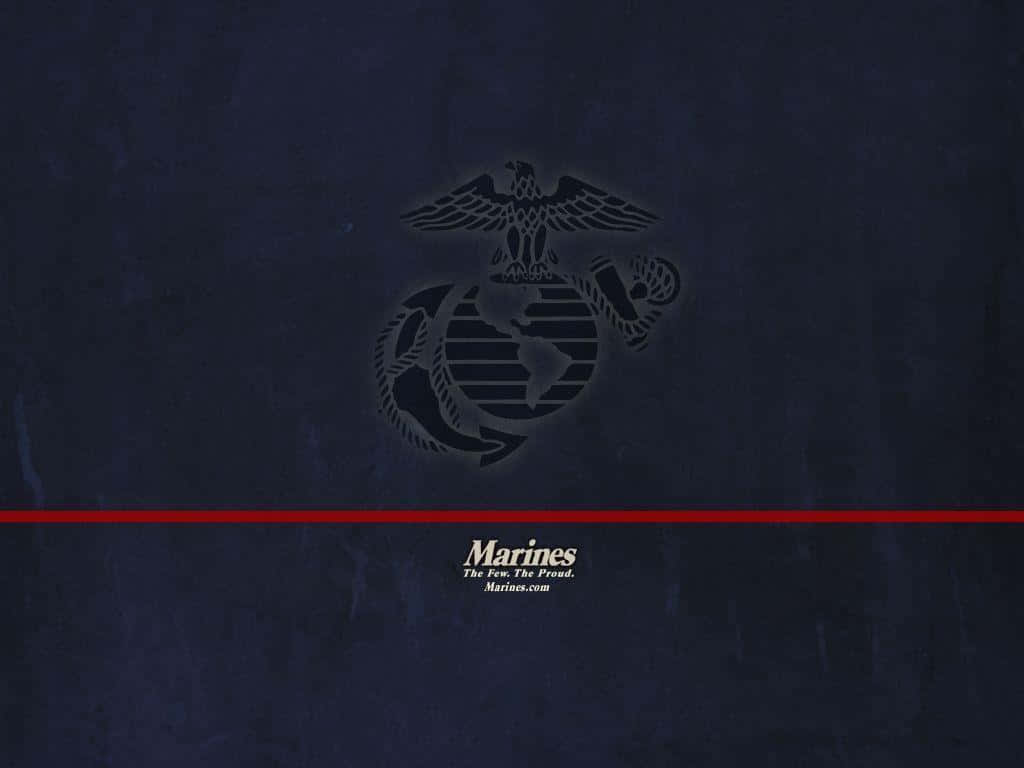Marine 桌布 壁紙 — 深藍色紋理壁紙，帶有美國海軍陸戰隊徽章、紅色水平條紋及下方白色文字。