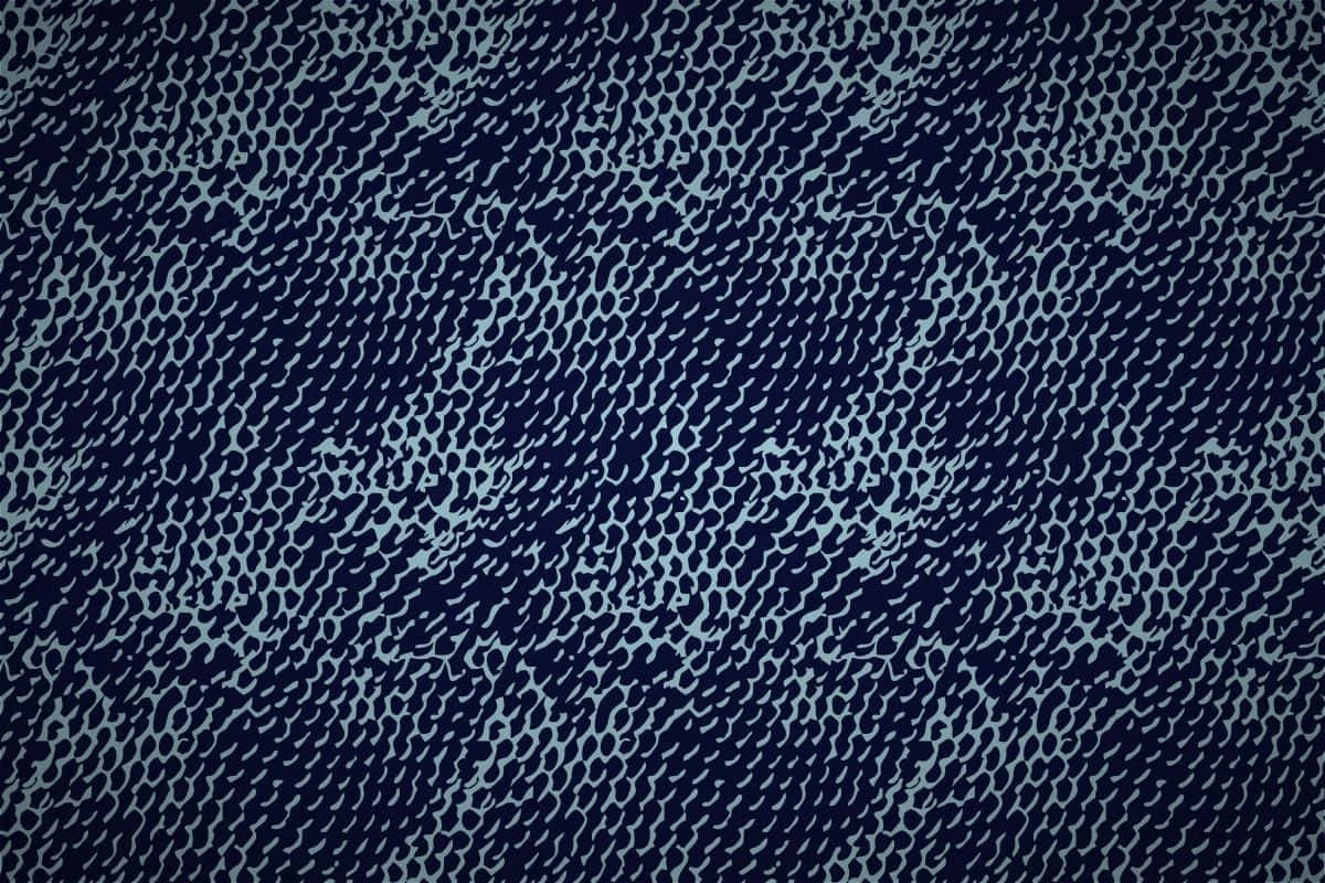 Rough Texture 桌布 壁紙 — 深藍色紋理壁紙，帶有重複的淺藍色抽象有機形狀，營造出動態圖案。