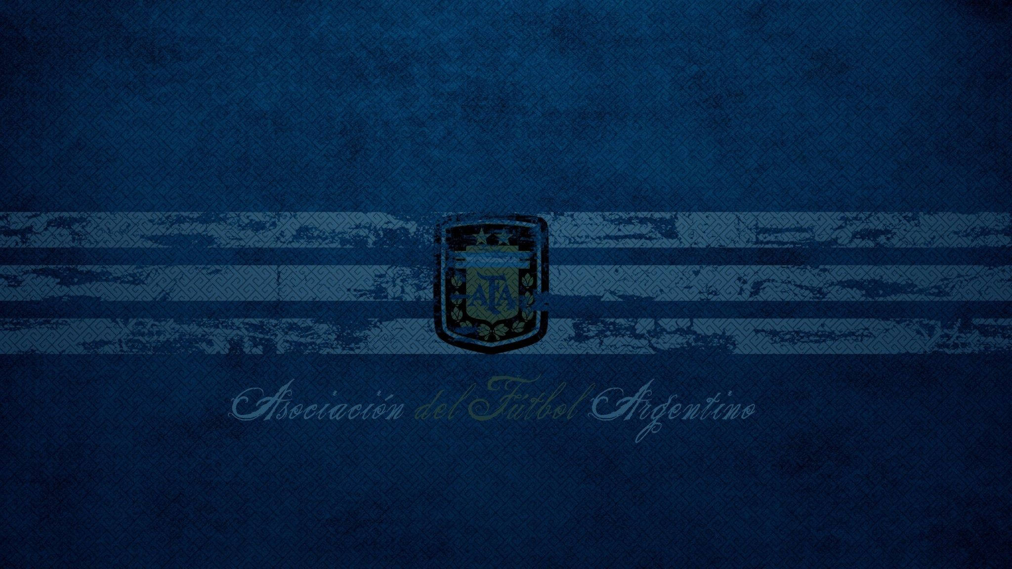 Argentina 桌布 壁紙 — 深藍色紋理壁紙，阿根廷國家足球隊徽章居中於白色條紋上，下方有斜體文字。