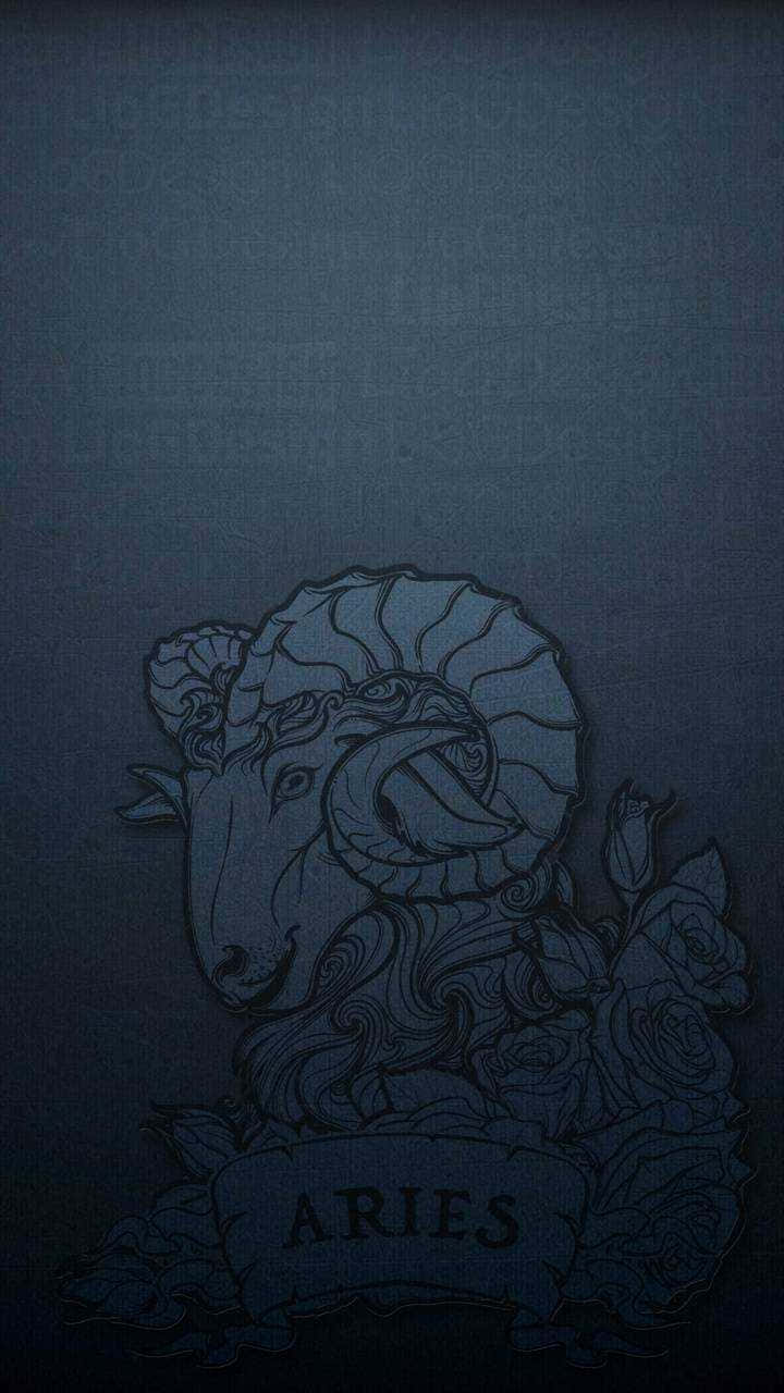 aries 桌布 壁紙 — 深藍色紋理壁紙，飾有華麗的牡羊座公羊頭，周圍環繞玫瑰，下方有橫幅。