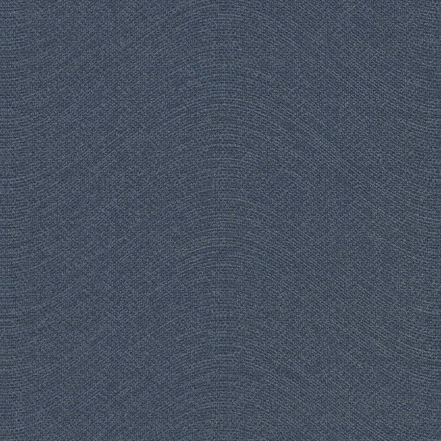 Denim 桌布 壁紙 — 深藍色紋理壁紙的特寫，帶有微妙的波浪形水平脊線和柔軟的啞光飾面。
