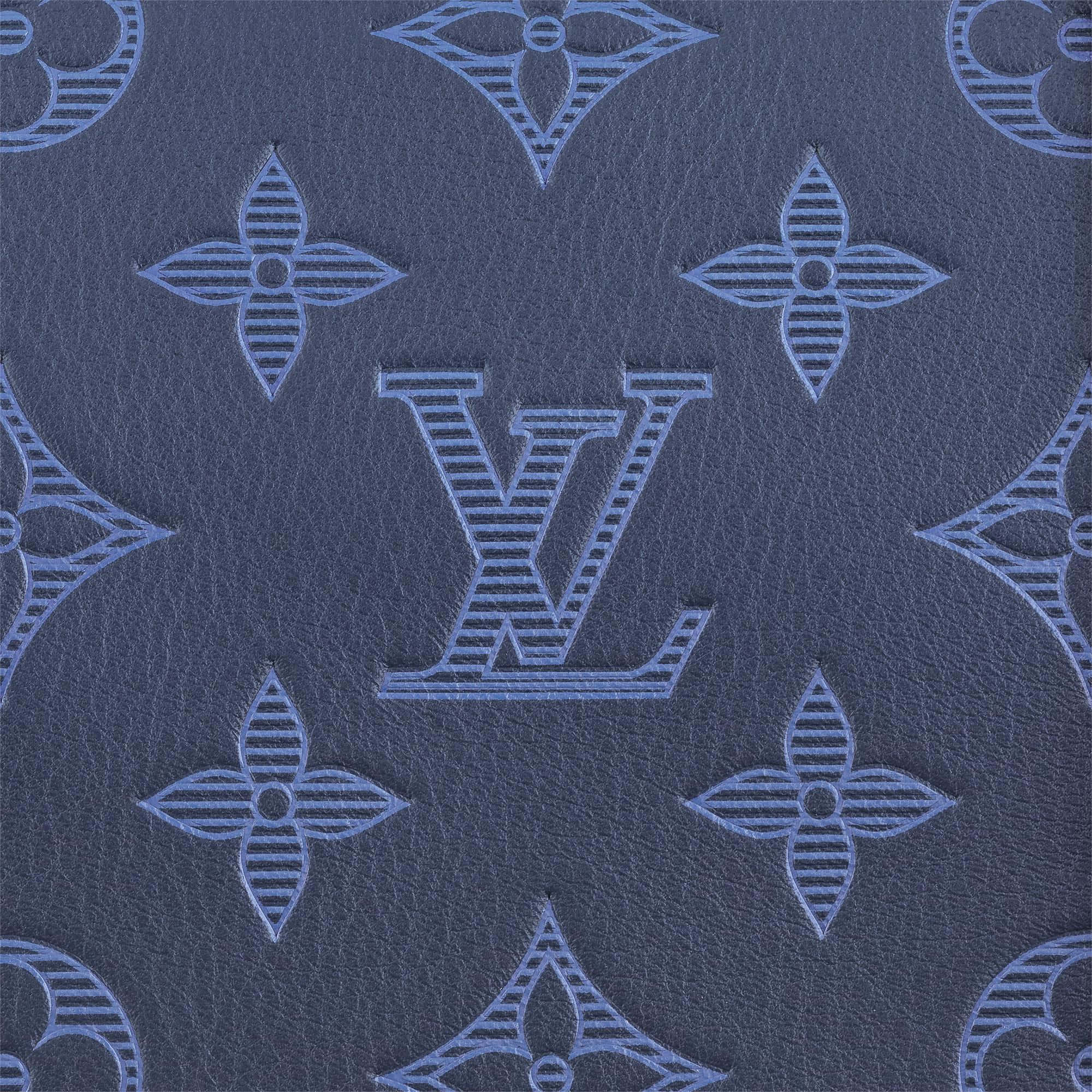 Louis Vuitton Pattern 桌布 壁紙 — 深藍色紋理皮革飾有淺藍色浮雕路易威登字母組合和花卉圖案。