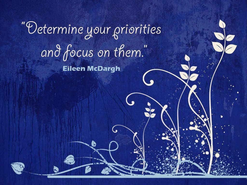 Inspirational Quotes 桌布 壁紙 — 深藍色紋理背景，底部有Eileen McDargh的白色引言和優雅的漩渦植物插圖。