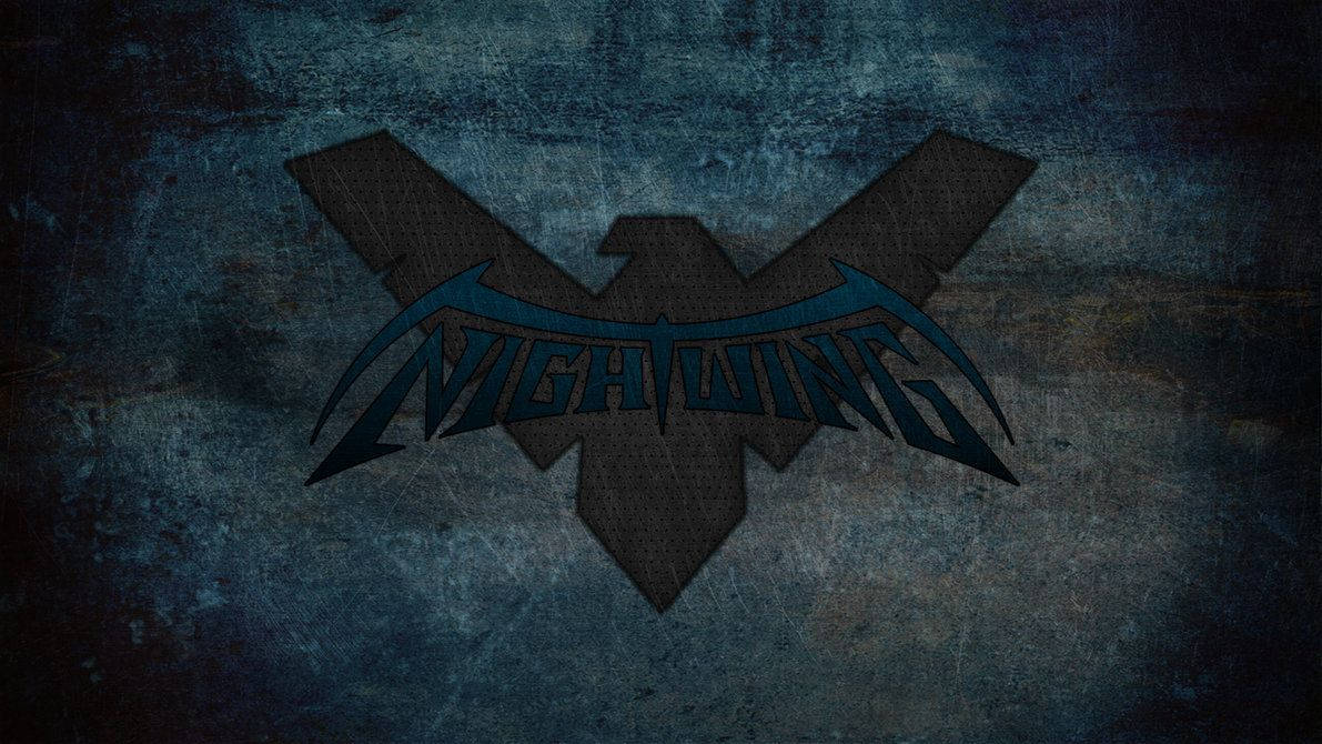 Nightwing 桌布 壁紙 — 深藍色紋理背景上有一個風格化的蝙蝠標誌，並以尖銳的角形字體寫有 NIGHTWING 一詞。