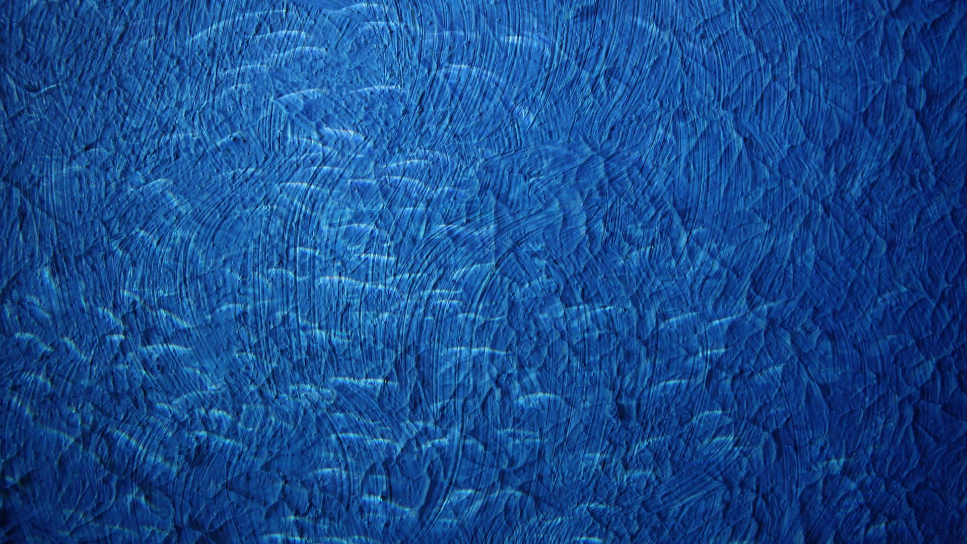 texture 桌布 壁紙 — 深藍色紋理表面，帶有旋轉的筆觸圖案和微妙的燈光變化。