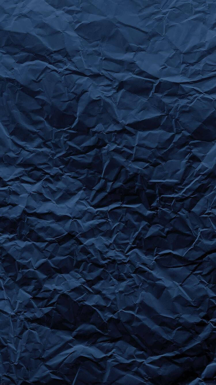 Aesthetic Dark Blue 桌布 壁紙 — 深藍色紙張的緊密特寫，帶有深皺紋、紋理摺痕和陰影。