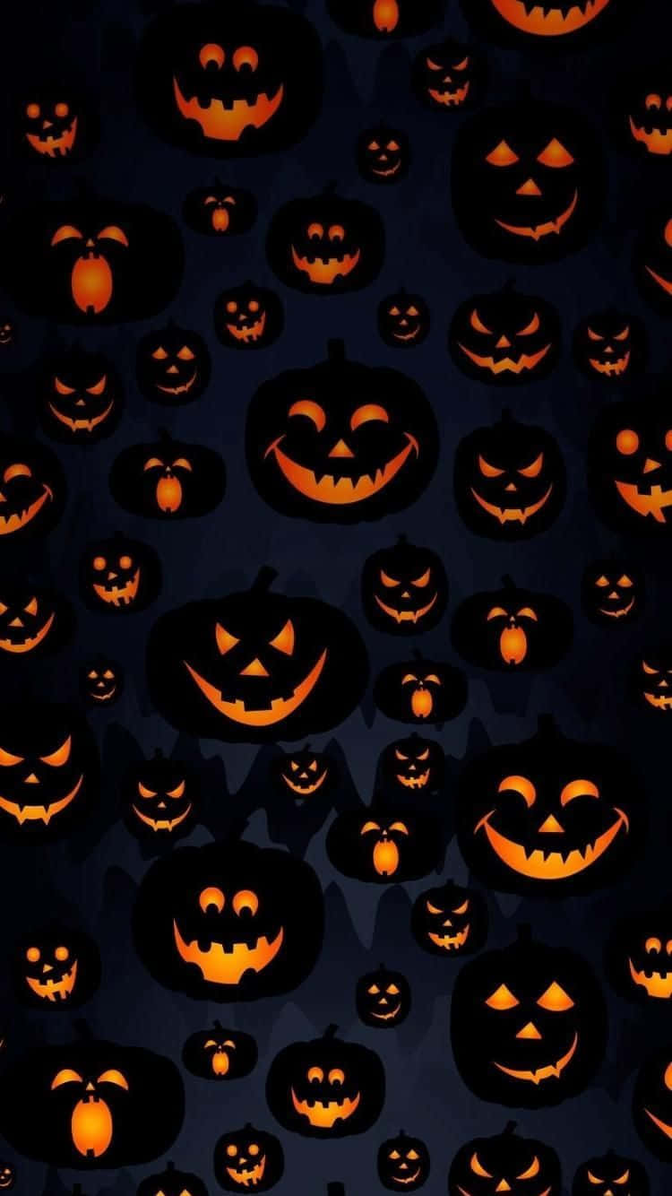 iPhone Cute Halloween 桌布 壁紙 — 深藍色背景，充滿了發光的橙色南瓜燈，有著各種詭異的笑臉。