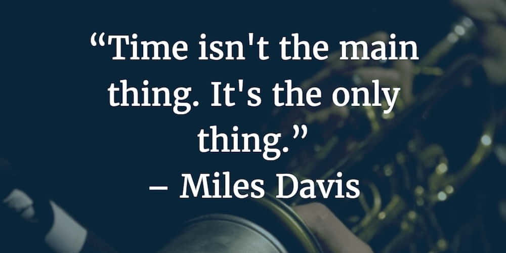 Time Management Memes 桌布 壁紙 — 深藍色背景上，Miles Davis 的語錄疊加在模糊的銅管樂器和手上。