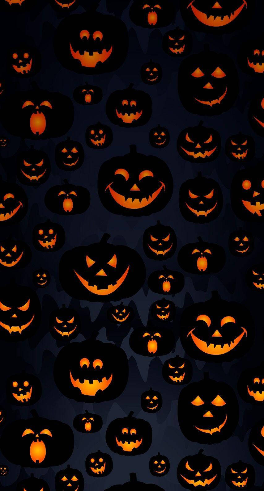 Halloween Phone 桌布 壁紙 — 深藍色背景上，密集排列的發光橙色南瓜燈，帶有各種笑容和表情。