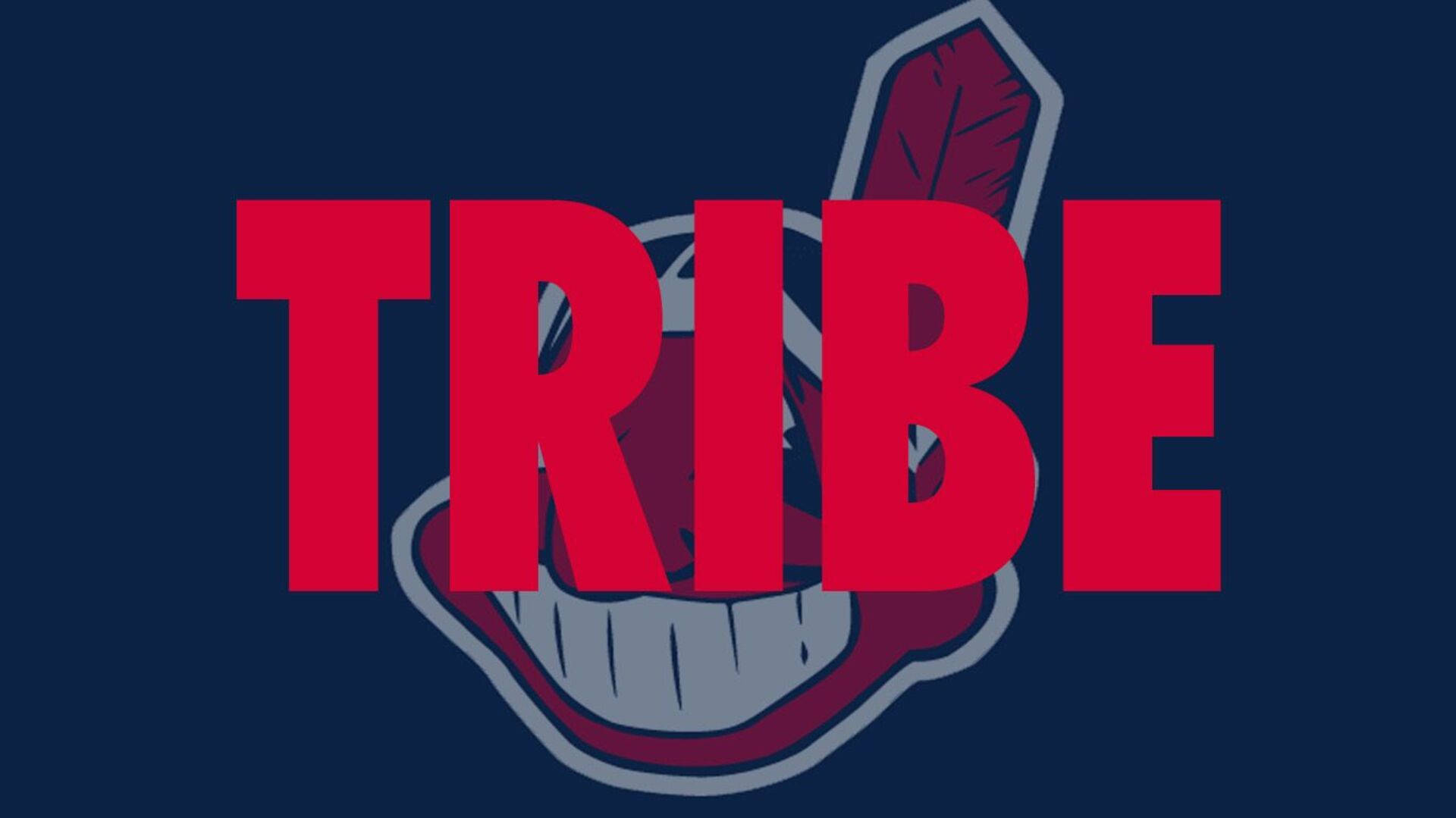 Cleveland Indians 桌布 壁紙 — 深藍色背景上，粗體紅色 'TRIBE' 文字覆蓋在風格化的美洲原住民戰帽標誌上。