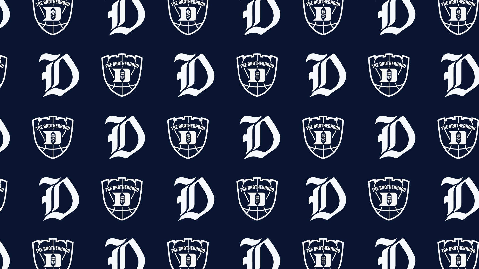 Duke Blue Devils 桌布 壁紙 — 深藍色背景上以網格圖案重複的白色「D」標誌和盾牌徽章。