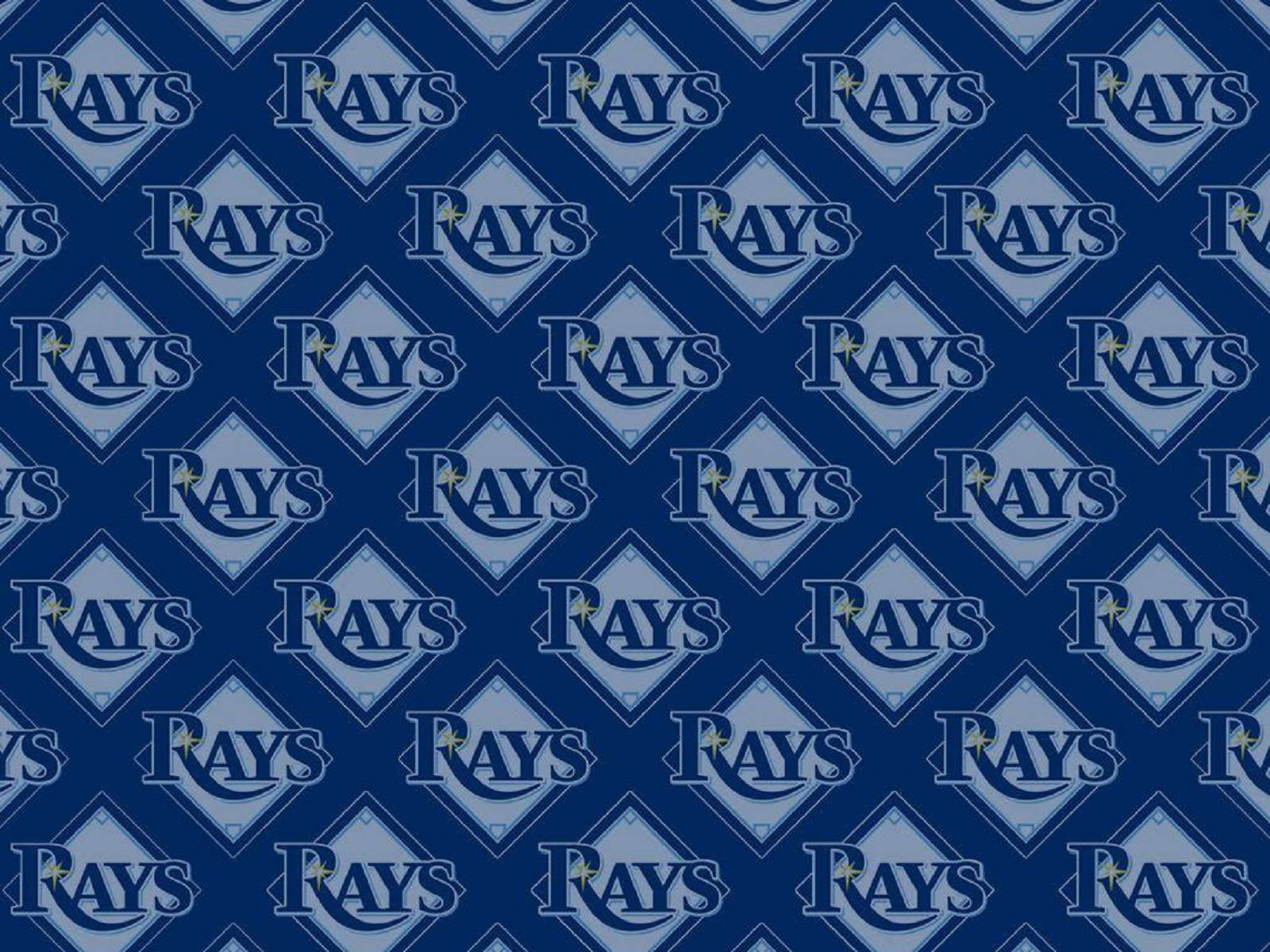 Rays 桌布 壁紙 — 深藍色背景上重複排列的淺藍色和白色坦帕灣光芒隊棒球標誌圖案。