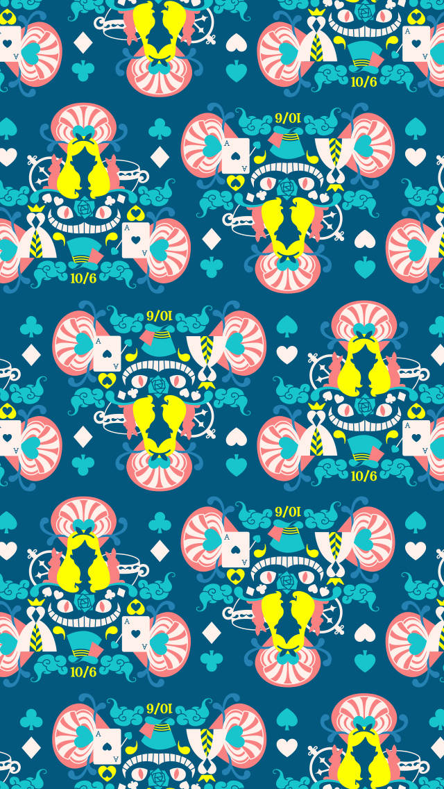 Disney Pattern 桌布 壁紙 — 深藍色背景上重複的風格化撲克牌和奇幻生物圖案。