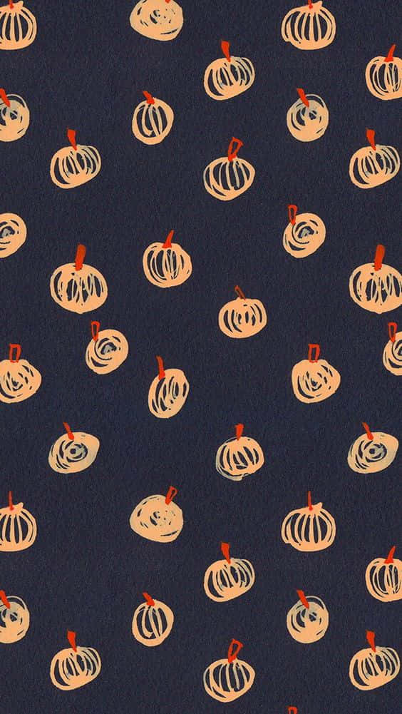 iPhone Cute Halloween 桌布 壁紙 — 深藍色背景上重複的風格化橙色南瓜圖案，帶有紅色莖。