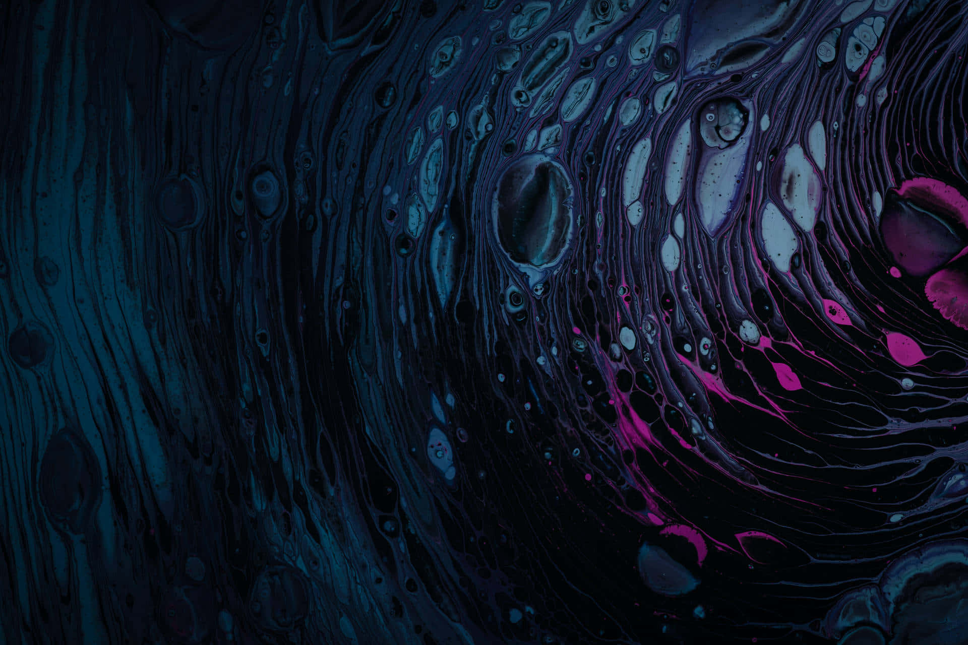 Dark Abstract Art 桌布 壁紙 — 深藍色與充滿活力的洋紅色顏料交織而成的迷人抽象漩渦，營造出宇宙流體般的動感。