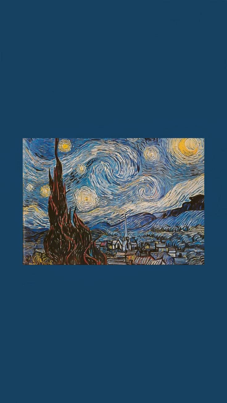 Vincent 桌布 壁紙 — 深藍色調下，一個寧靜村莊上空有旋轉的夜空、發光的星星和一棵柏樹。