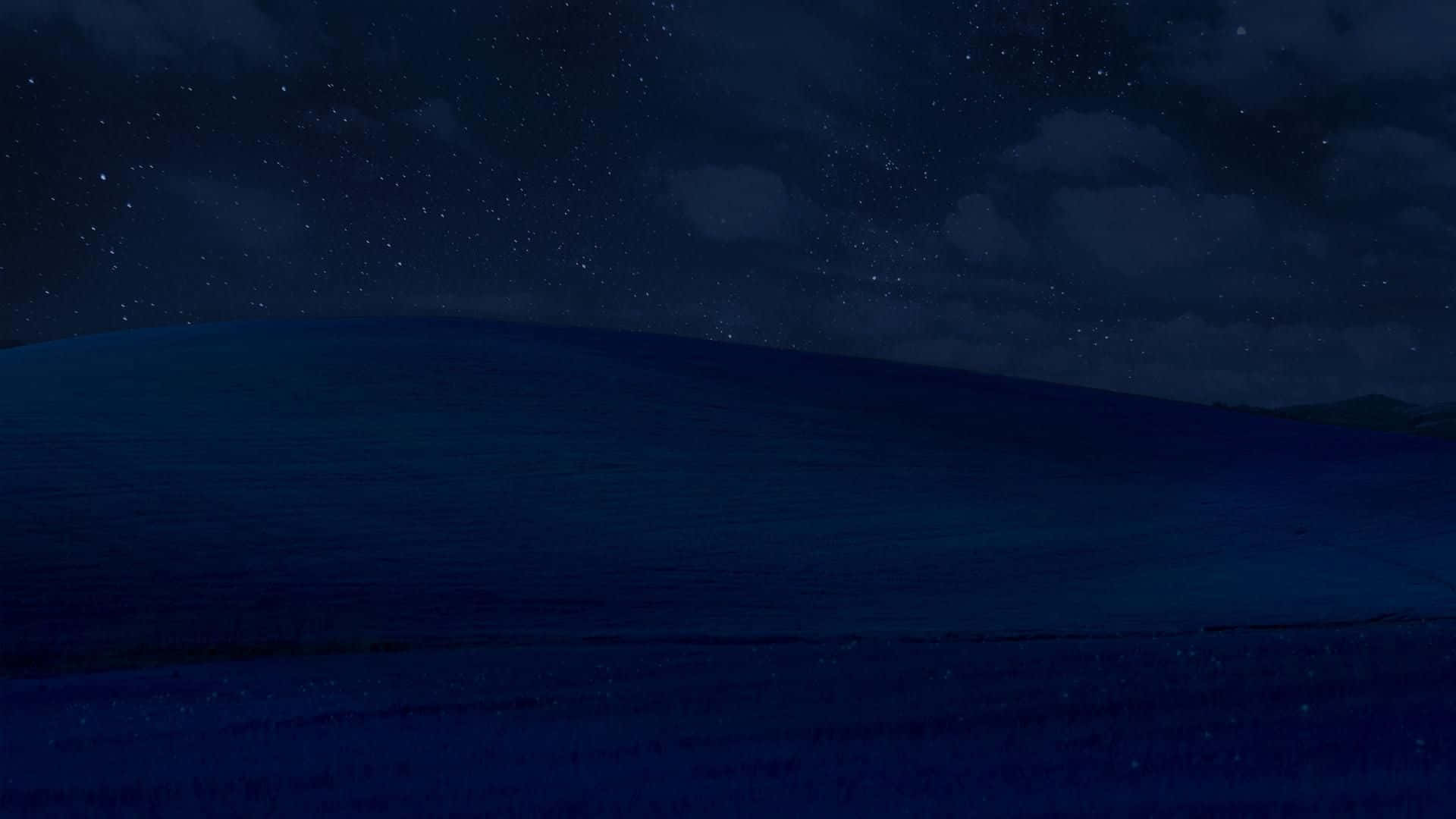 Dark Mode 桌布 壁紙 — 深藍色調下，星空籠罩著輕柔起伏的山丘，營造出寧靜的夜景。