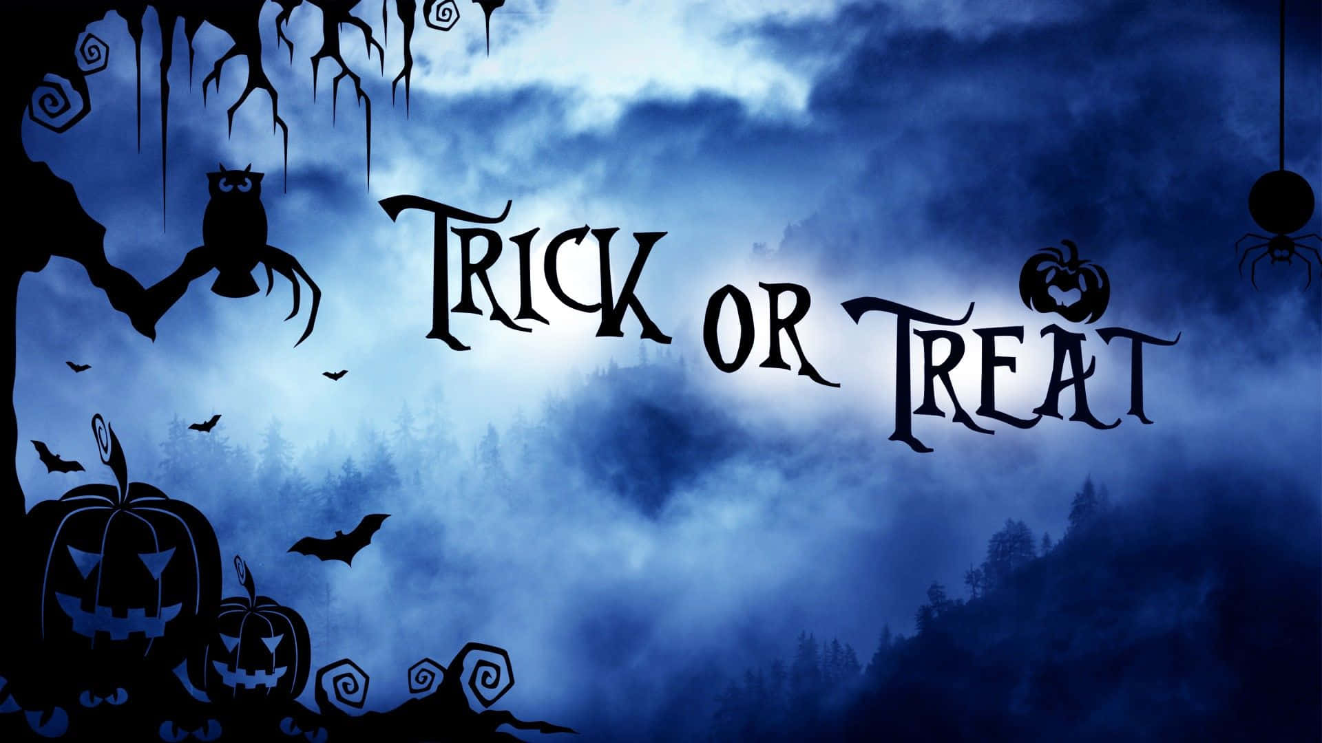 Trick Or Treat 桌布 壁紙 — 深藍色迷霧森林背景，帶有南瓜、貓頭鷹、蝙蝠和蜘蛛的恐怖萬聖節剪影，環繞著粗體的 trick or treat 文字。