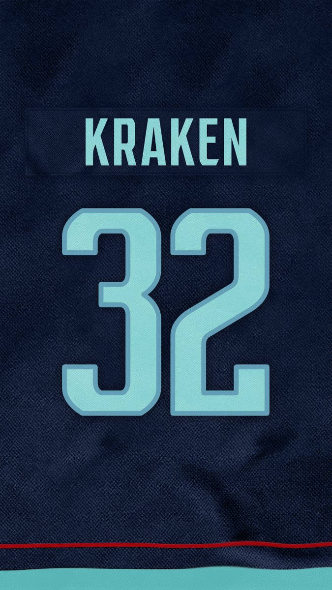 Kraken 桌布 壁紙 — 深藍色運動球衣的特寫，上面有淺藍色字體的'KRAKEN'和數字'32'。