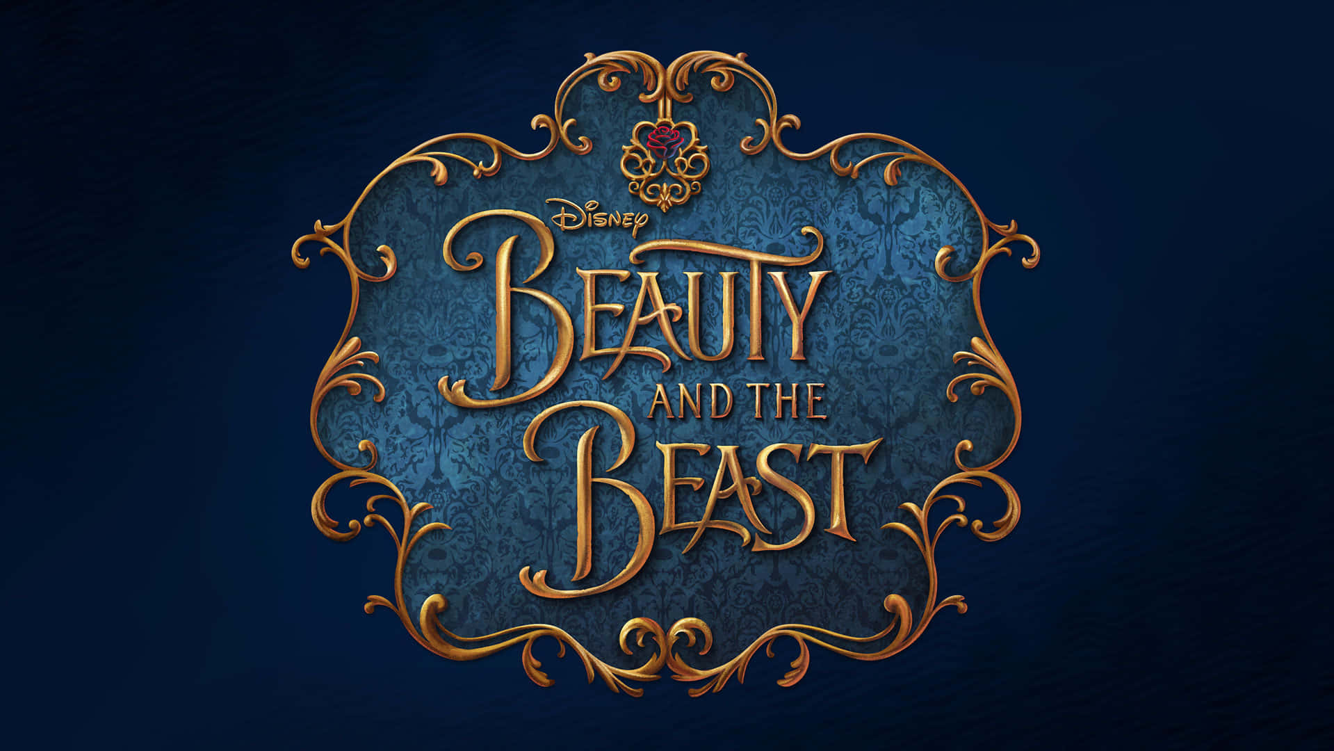 美女與野獸 桌布 壁紙 — 深藍色錦緞背景上，華麗的金色標題「Beauty and the Beast」以裝飾性字體呈現，並由旋轉的細絲花紋框住。