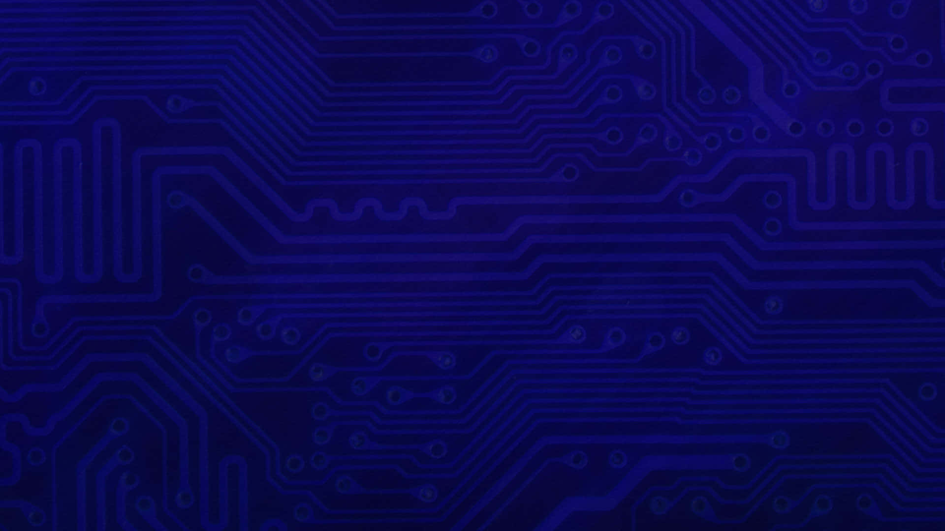 Circuit 桌布 壁紙 — 深藍色電路板的特寫，帶有發光的紫色路徑和焊點。