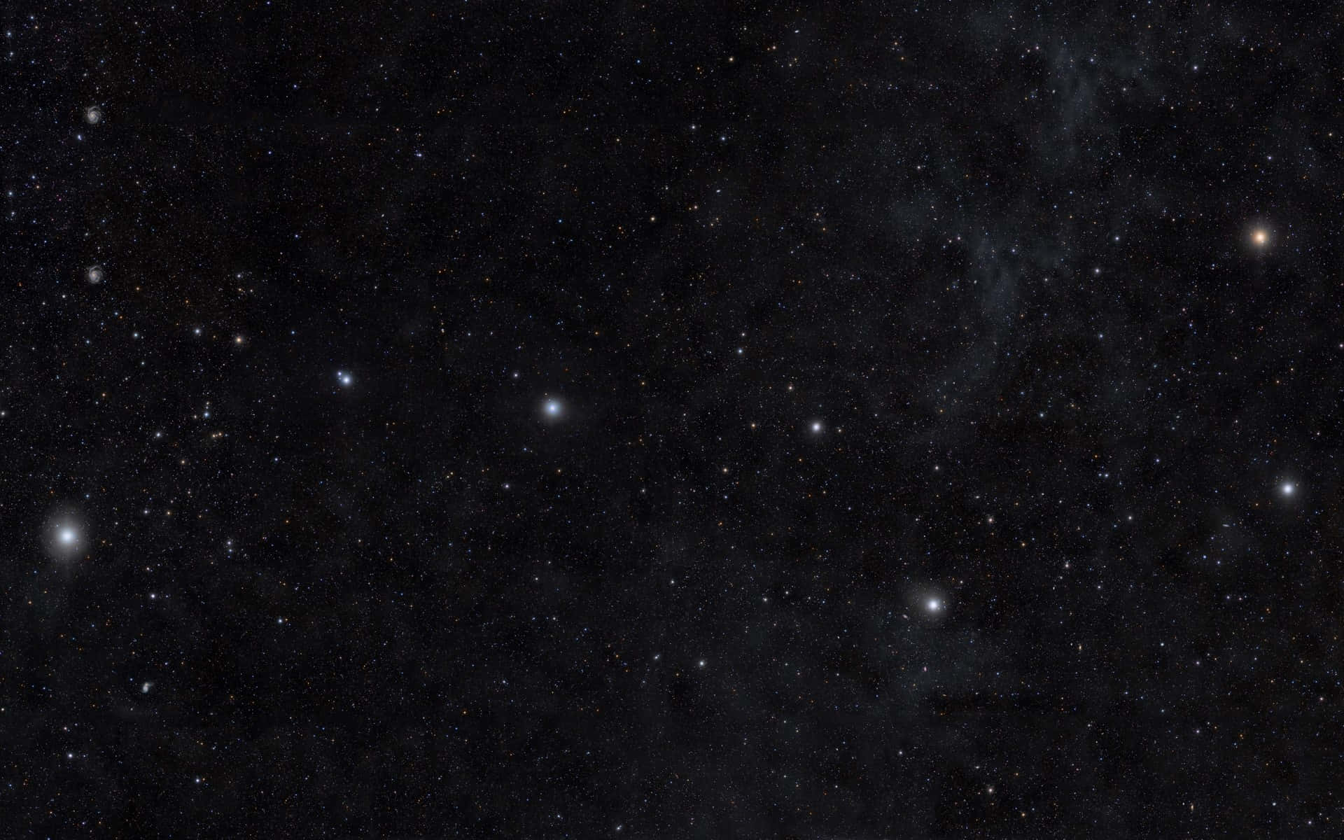 Stars Computer 桌布 壁紙 — 深邃太空景觀，充滿無數閃爍的星星和微弱的宇宙塵埃雲，襯托在天鵝絨般的黑色虛空中。