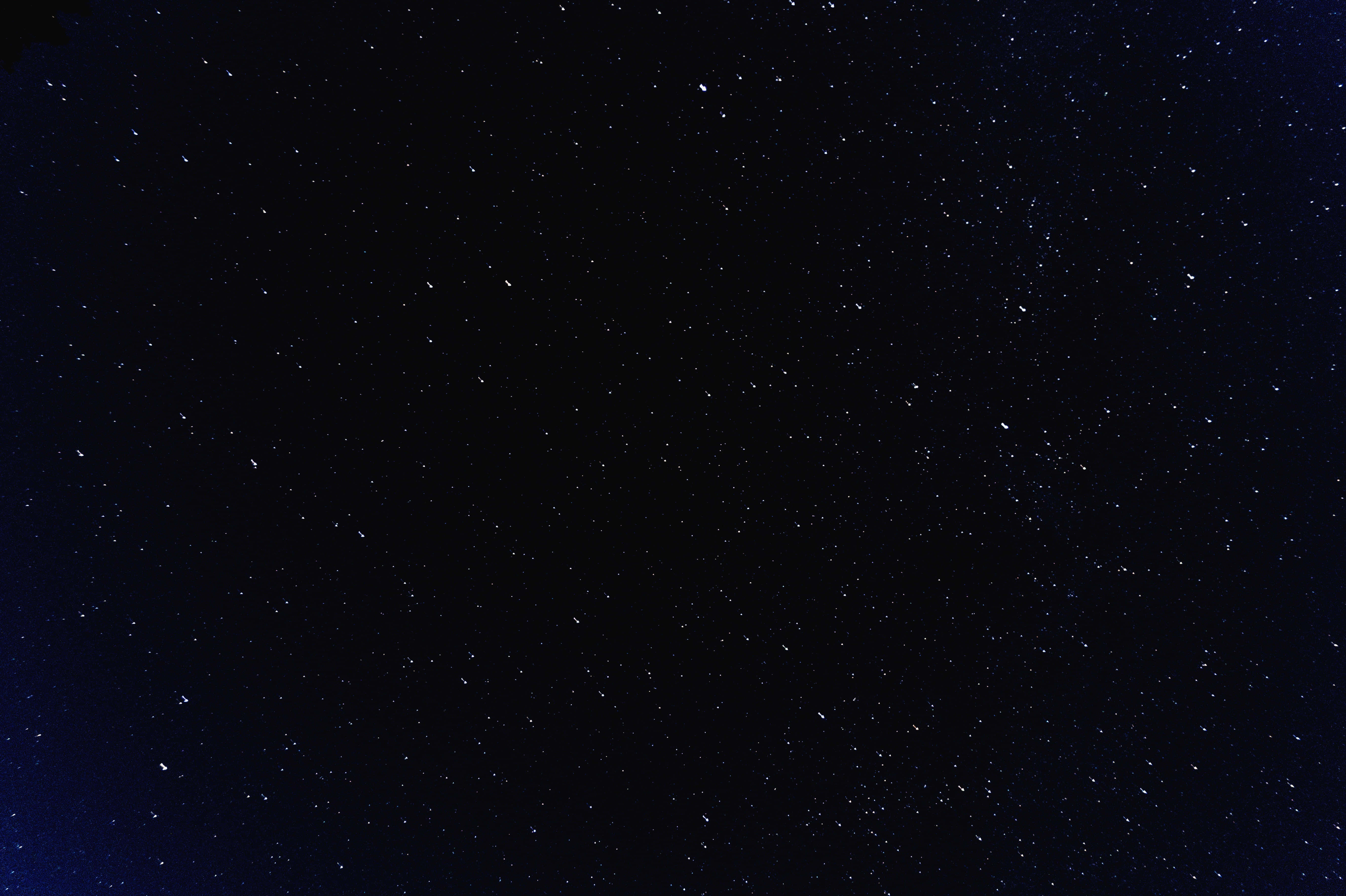 Star Sky 桌布 壁紙 — 深邃漆黑的夜空，無數閃爍的星星散落在廣闊的空間中。