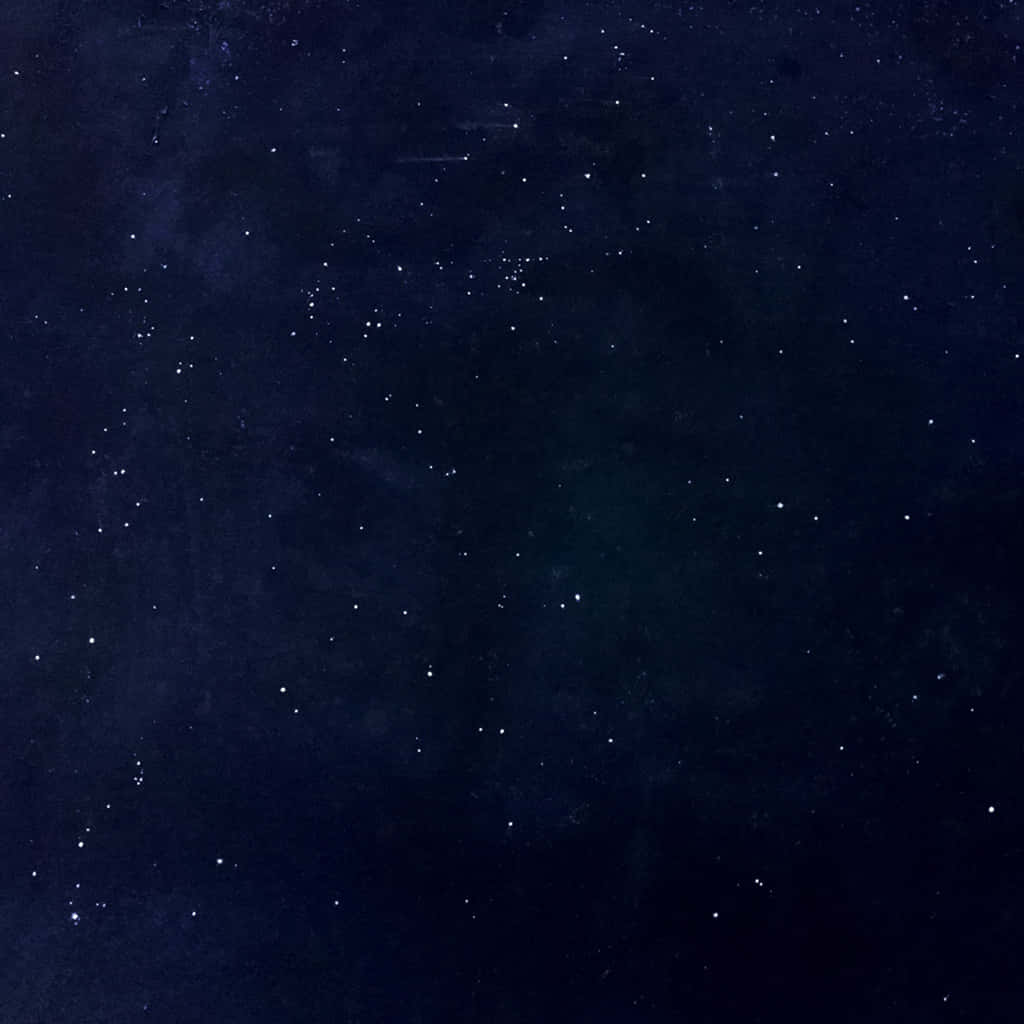 Blue Star 桌布 壁紙 — 深邃的海軍藍夜空，佈滿閃爍的星星和微妙的宇宙塵埃雲。