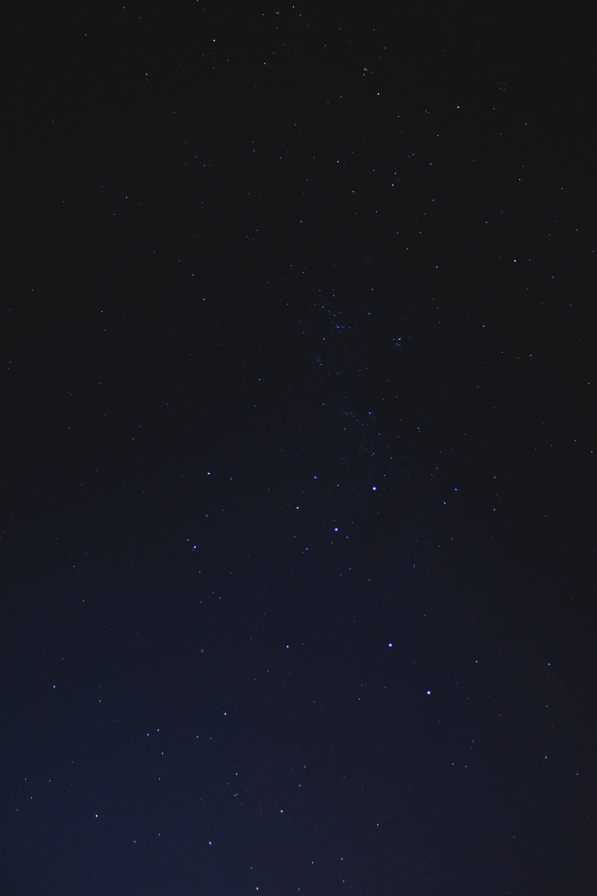 black aesthetic tumblr iPhone 桌布 壁紙 — 深邃的海軍藍夜空，無數閃爍的星星散落在廣闊的黑暗中。