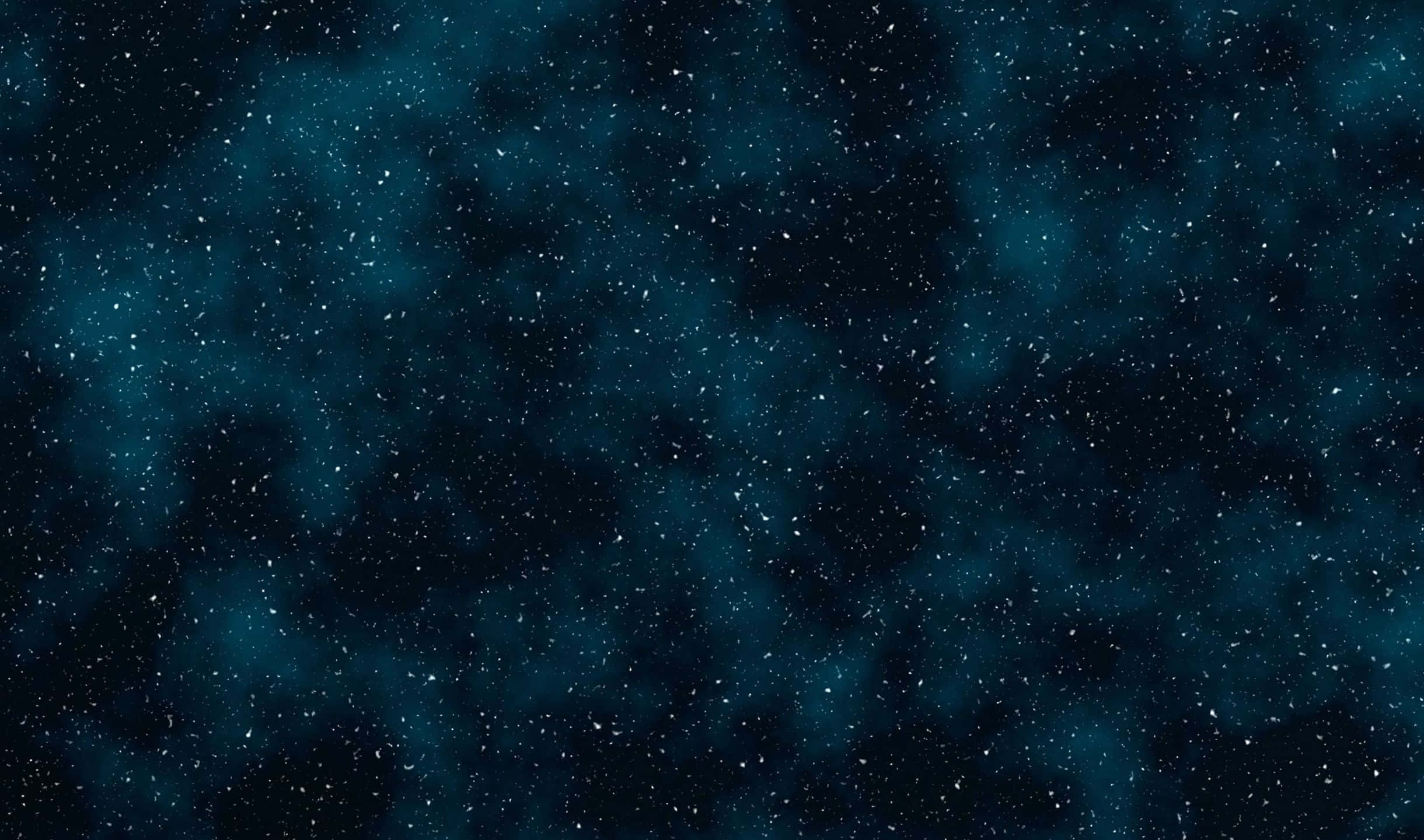 2440x1440 桌布 壁紙 — 深邃的藍綠色宇宙星雲，充滿閃爍的星星和旋轉的宇宙塵埃雲。