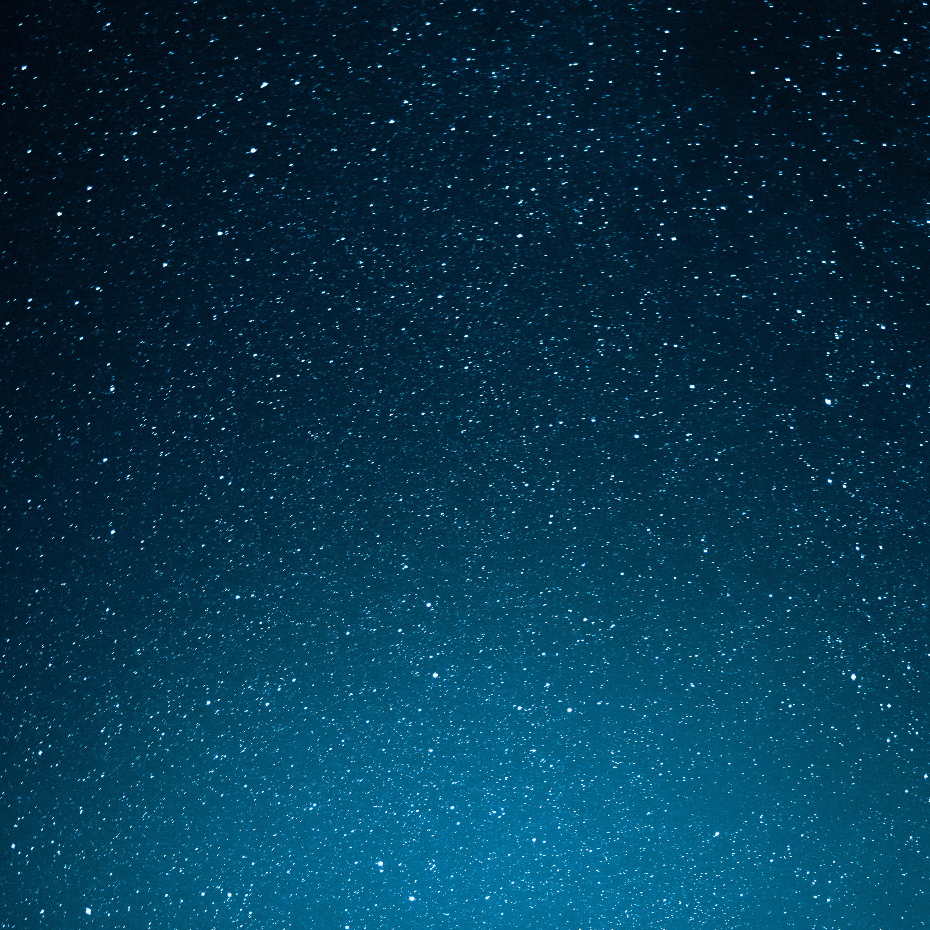 Starry Sky 桌布 壁紙 — 深邃的藍色夜空，充滿無數閃爍的星星，逐漸消失在頭頂的黑暗中。