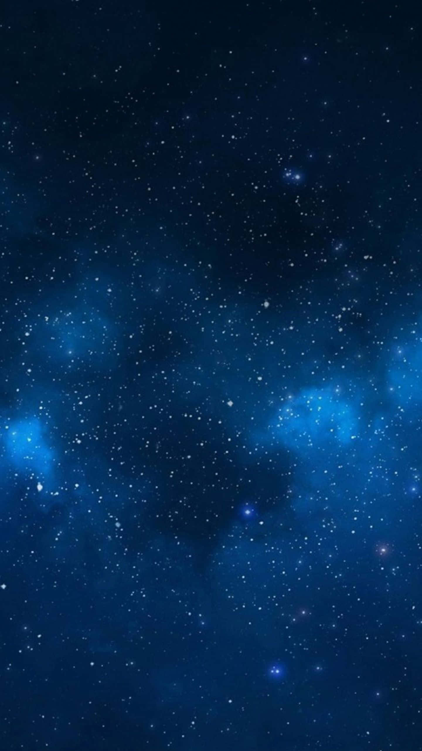 Et 桌布 壁紙 — 深邃的藍色宇宙空間，佈滿閃爍的星星和發光的星雲，襯托著黑暗的虛空。