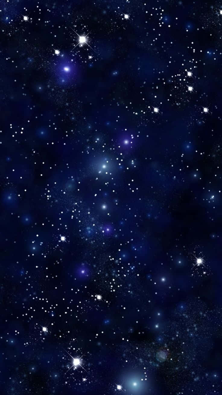 閃爍 桌布 壁紙 — 深邃的藍色宇宙空間，佈滿閃爍的星星和發光的星雲，襯托著黑暗的虛空。