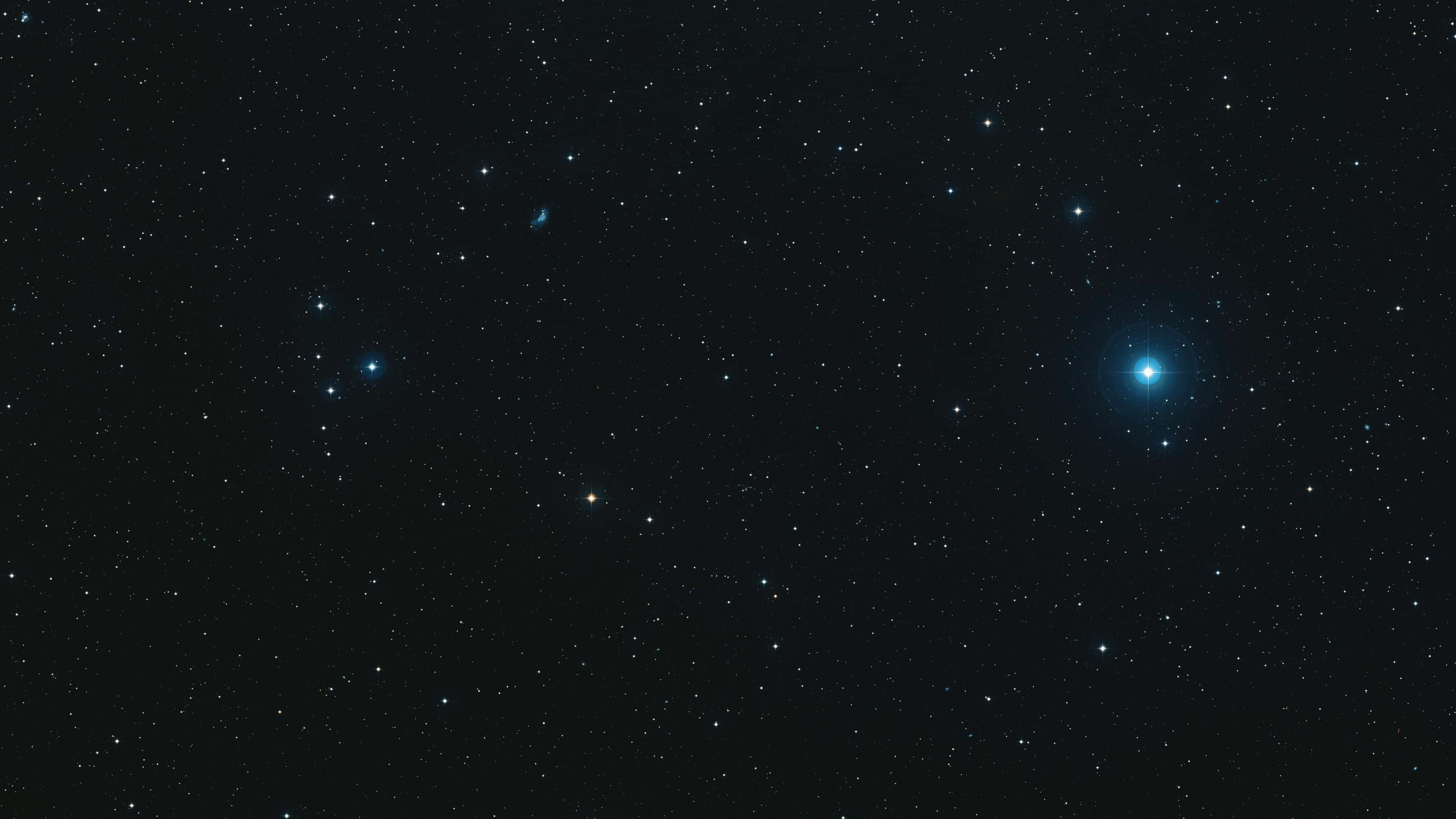 Stars 桌布 壁紙 — 深邃的黑色夜空，充滿無數星星和一個明亮的藍色發光天體。