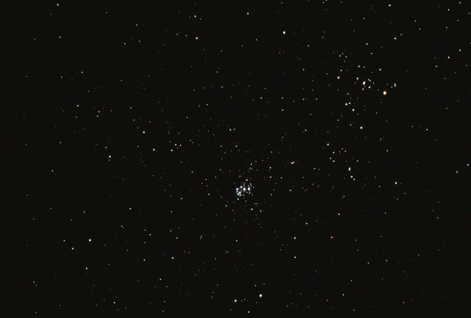 Galaxy Stars 桌布 壁紙 — 深邃的黑色天空，佈滿無數閃爍的星星和一個突出的明亮星團，柔和地發光。
