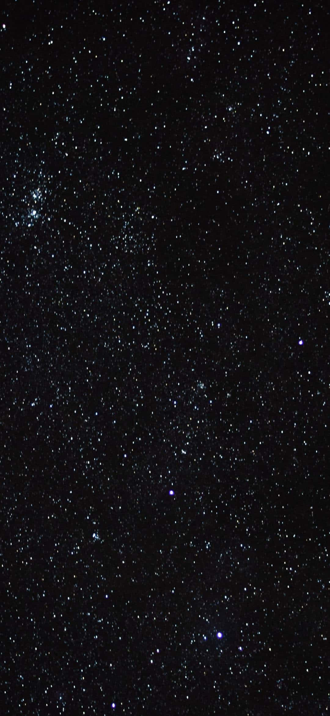 太空電話 桌布 壁紙 — 深邃的黑色天空，充滿了無數閃爍的星星和微弱發光的星雲，無盡地向上延伸。