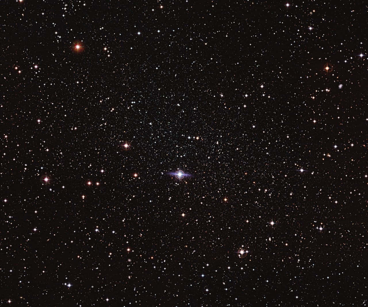Stars 桌布 壁紙 — 深邃的黑色天空中充滿了無數閃爍的星星和一顆帶有衍射尖刺的顯著藍白色星星。