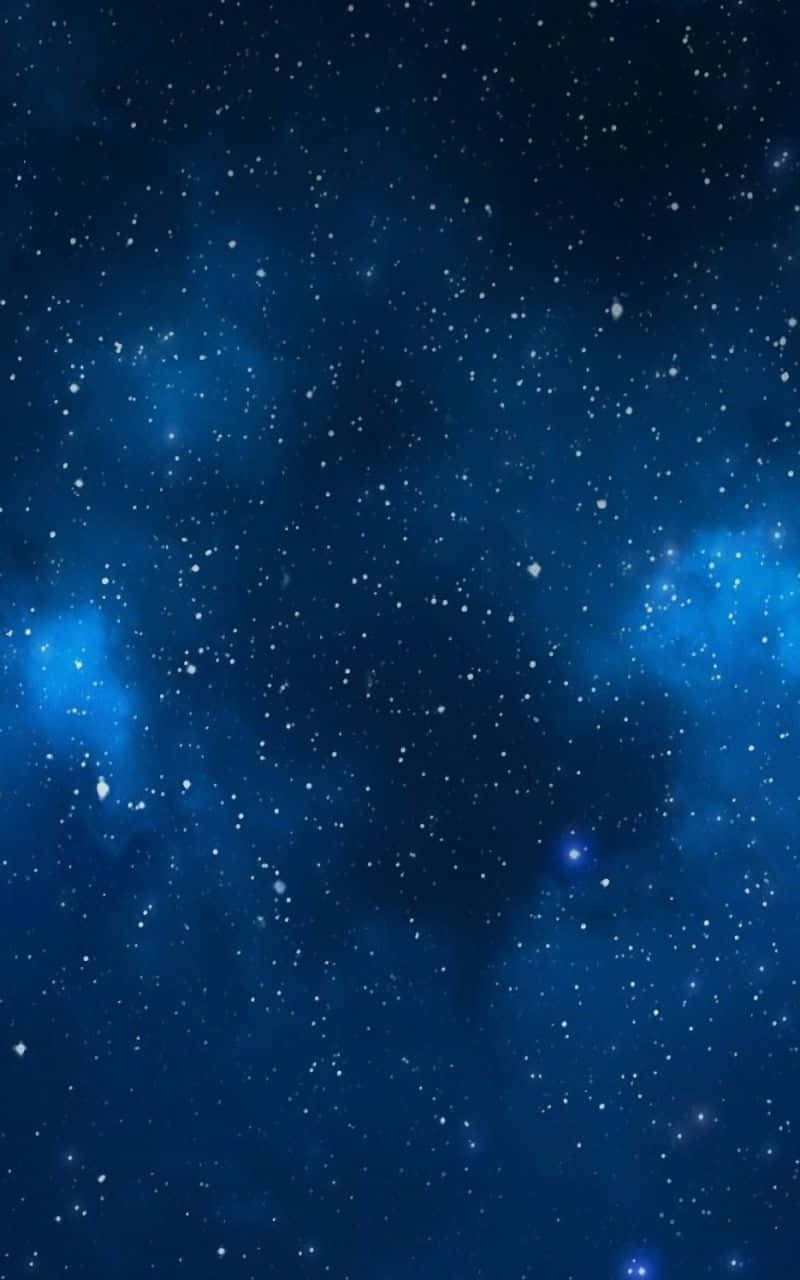 Galaxy Blue Aesthetic 桌布 壁紙 — 深邃藍色宇宙空間，充滿閃爍星星和發光星雲，映襯著黑暗虛空。
