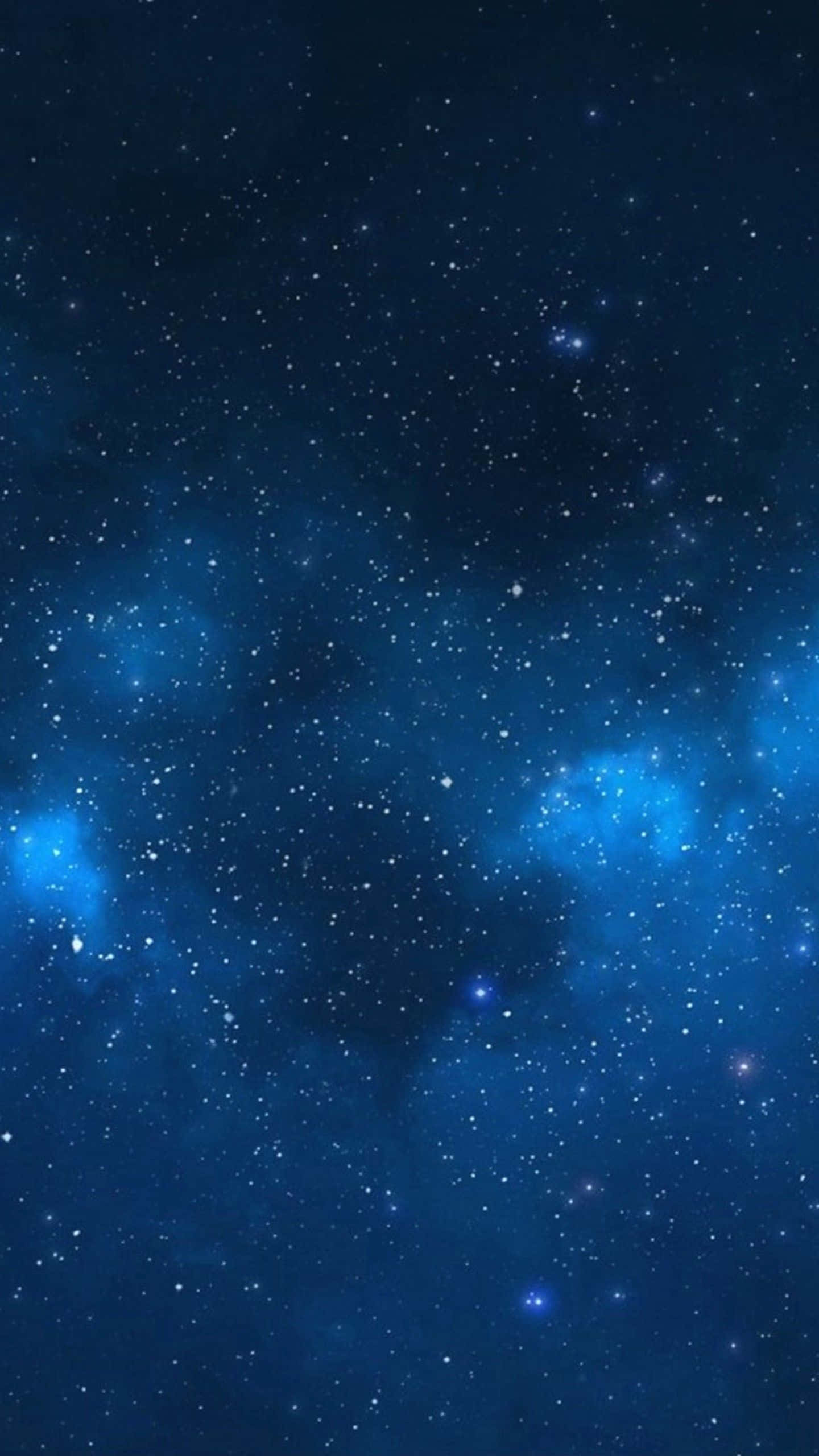 Hipster Galaxy Tumblr 桌布 壁紙 — 深邃藍色宇宙空間，充滿閃爍星星和發光星雲，映襯著黑暗虛空。