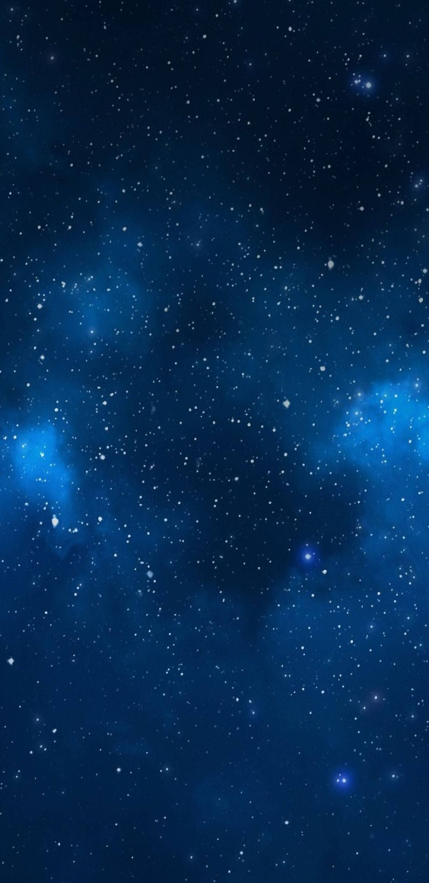 Blue Sky 桌布 壁紙 — 深邃藍色宇宙空間，充滿閃爍星星和發光星雲，襯托著黑暗虛空。