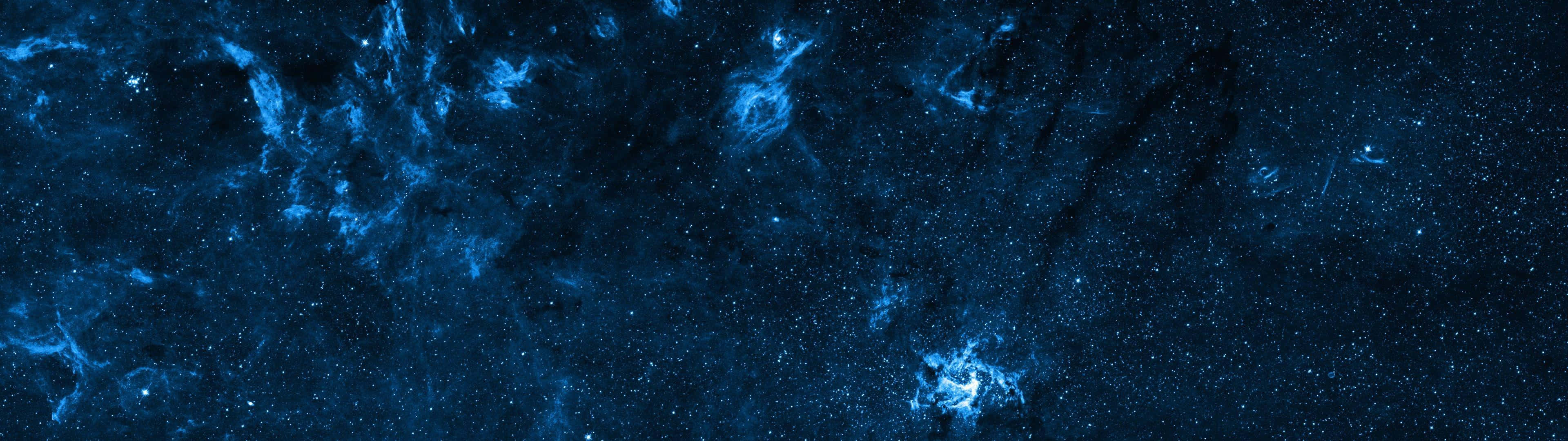 桌布 壁紙 — 深邃藍色星雲與閃爍星團在黑暗虛空中的宇宙廣闊景象。