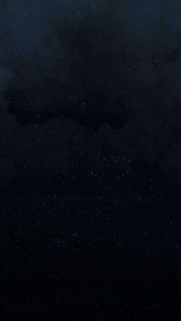 Dark Phone 桌布 壁紙 — 深邃黑暗的宇宙空間，點綴著微弱的星星和星雲狀的宇宙塵埃雲。