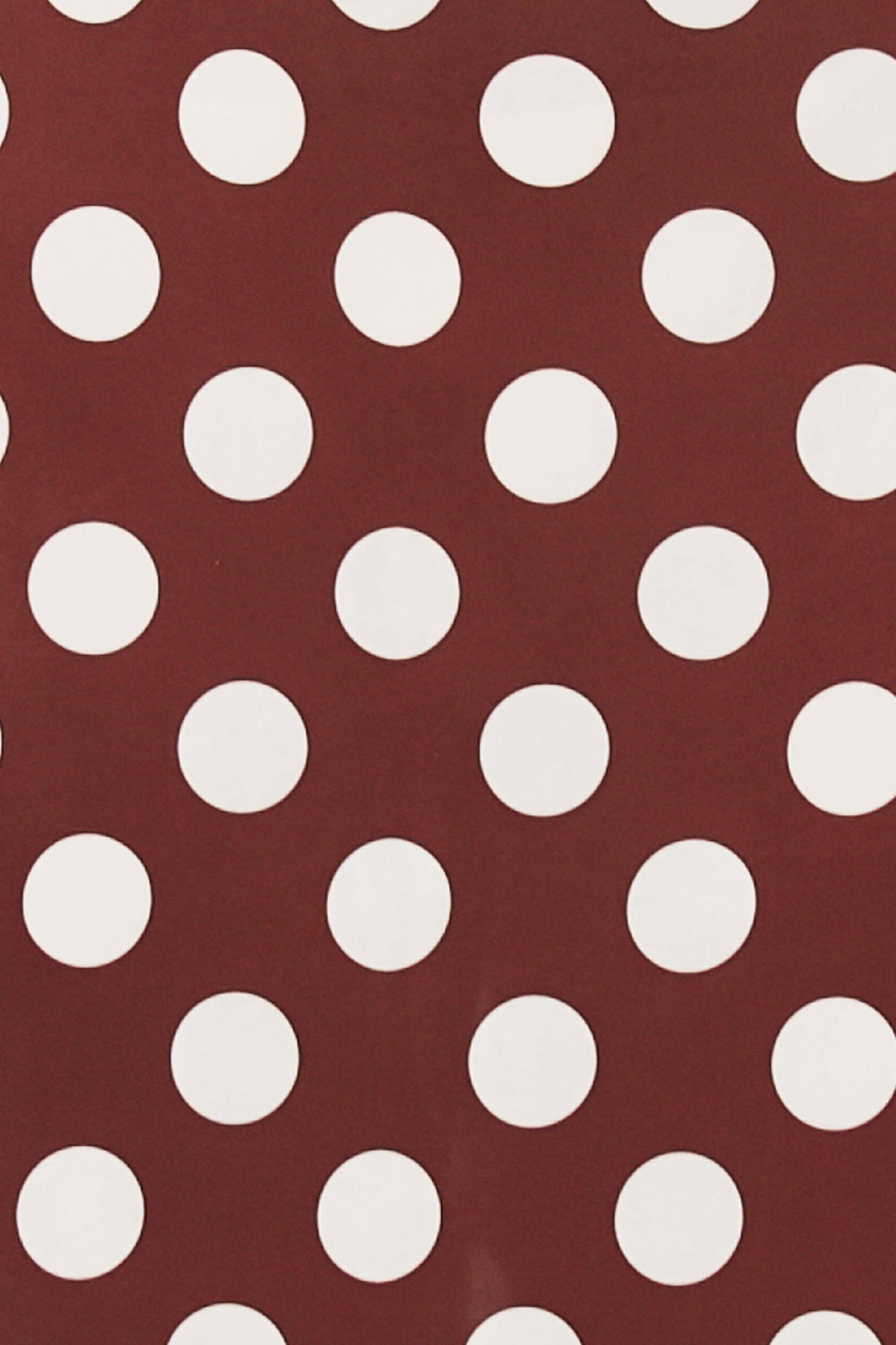 Brown Polka Dots 桌布 壁紙 — 深酒紅色布料的特寫，上面有均勻分佈的白色圓點。