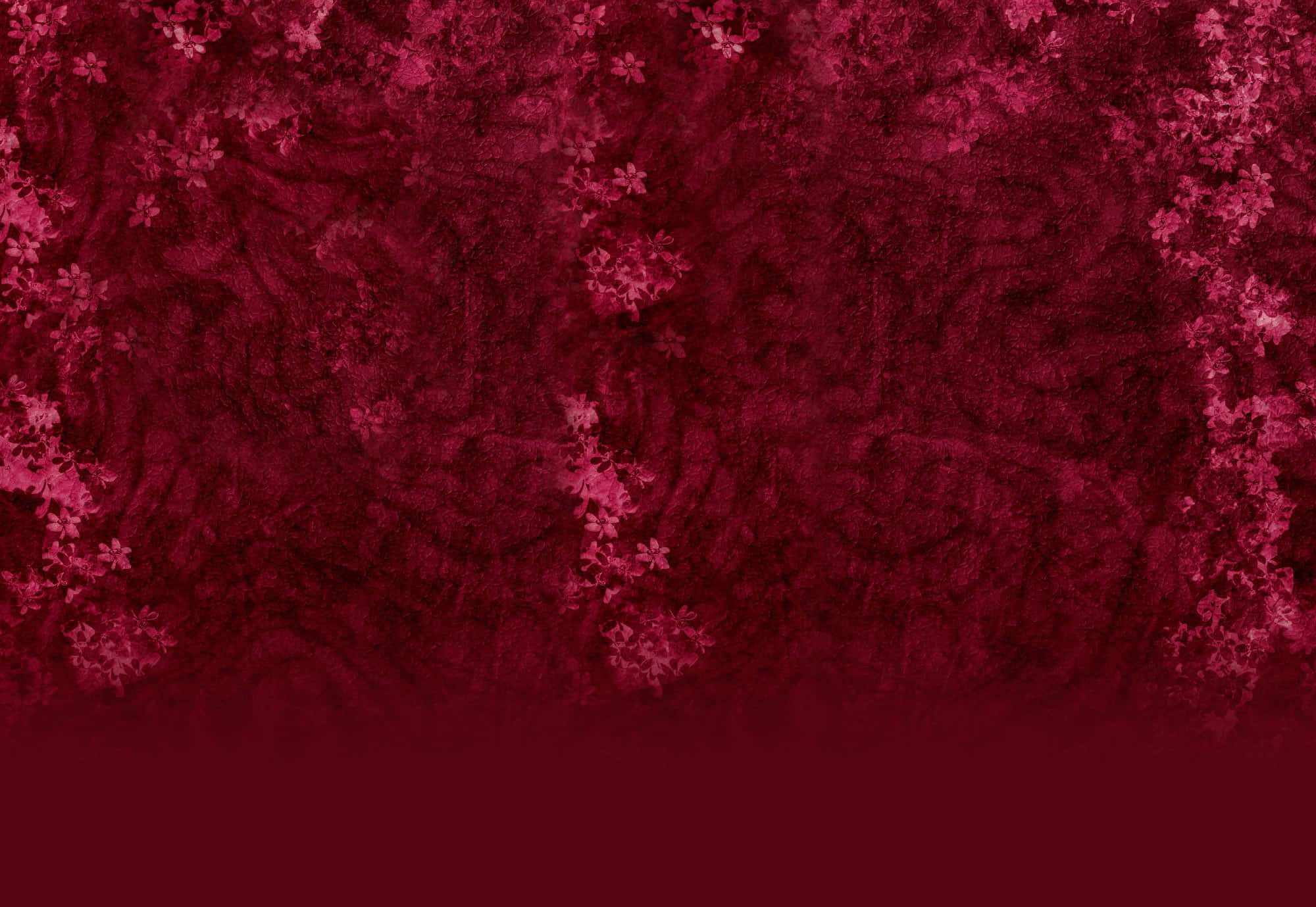 Maroon 桌布 壁紙 — 深酒紅色紋理背景，表面散佈著精緻的粉紅色花卉圖案。